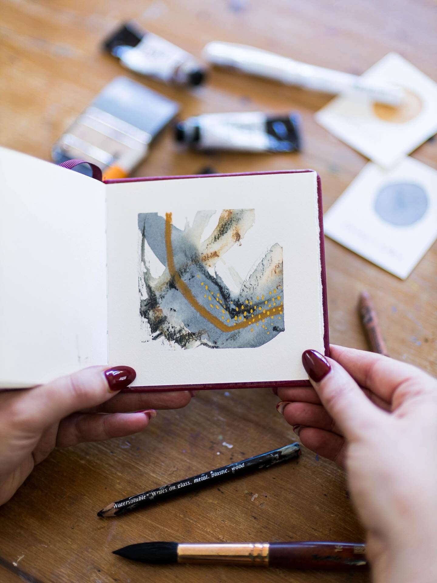 I just finished my first little abstract sketchbook. Here&rsquo;s what made it so satisfying and doable:
⠀⠀⠀⠀⠀⠀⠀⠀⠀
🤍 The size &ndash; this @etchr_lab sketchbook is 4.5 inches square. Just enough space to create a mini painting without it feeling ove