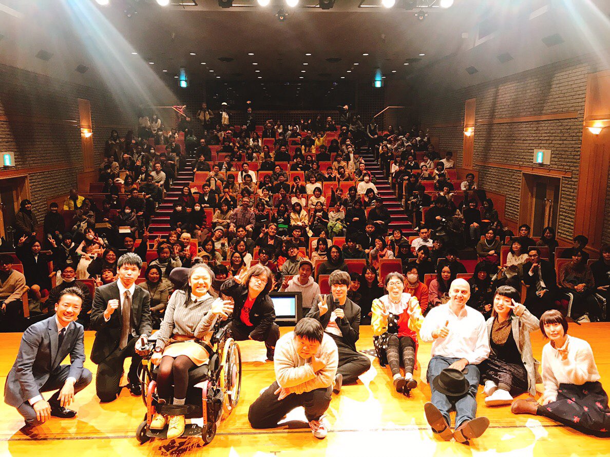 Muramoto (center in black) with the performers and audience at the end of the night. (Picture courtesy of Muramoto Daisuke)