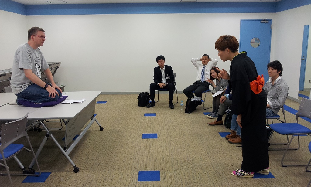 The then-futatsume Tachibana Futaba instructing me at the Nittere Gakuen rakugo class (photo from the ntvg website )