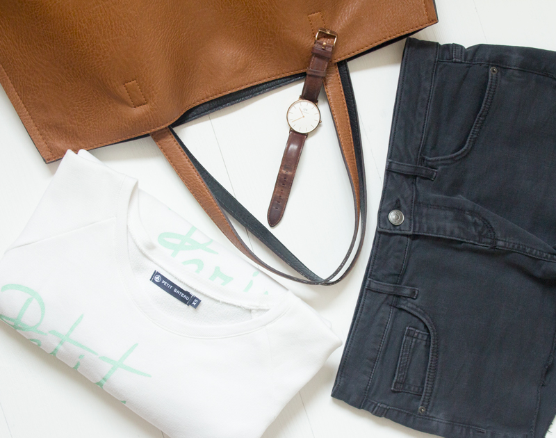 Creating A Minimal Wardrobe & Decluttering 