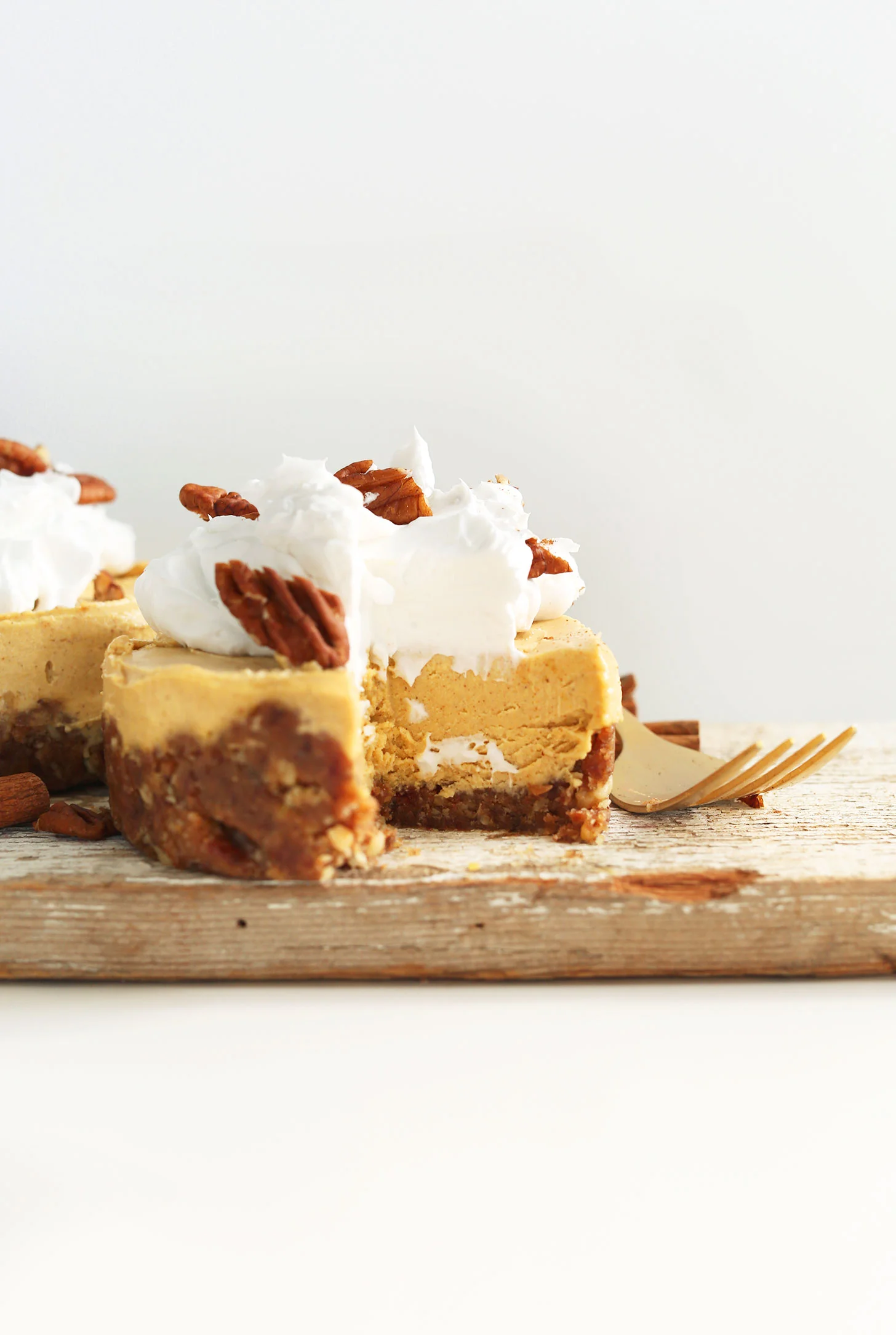 AMAZING-Creamy-Vegan-Pumpkin-Cheesecakes-1-Bowl-10-ingredients-PERFECT-for-fall-pumpkin-cheesecake-vegan-dessert-recipe-minimalistbaker.jpg