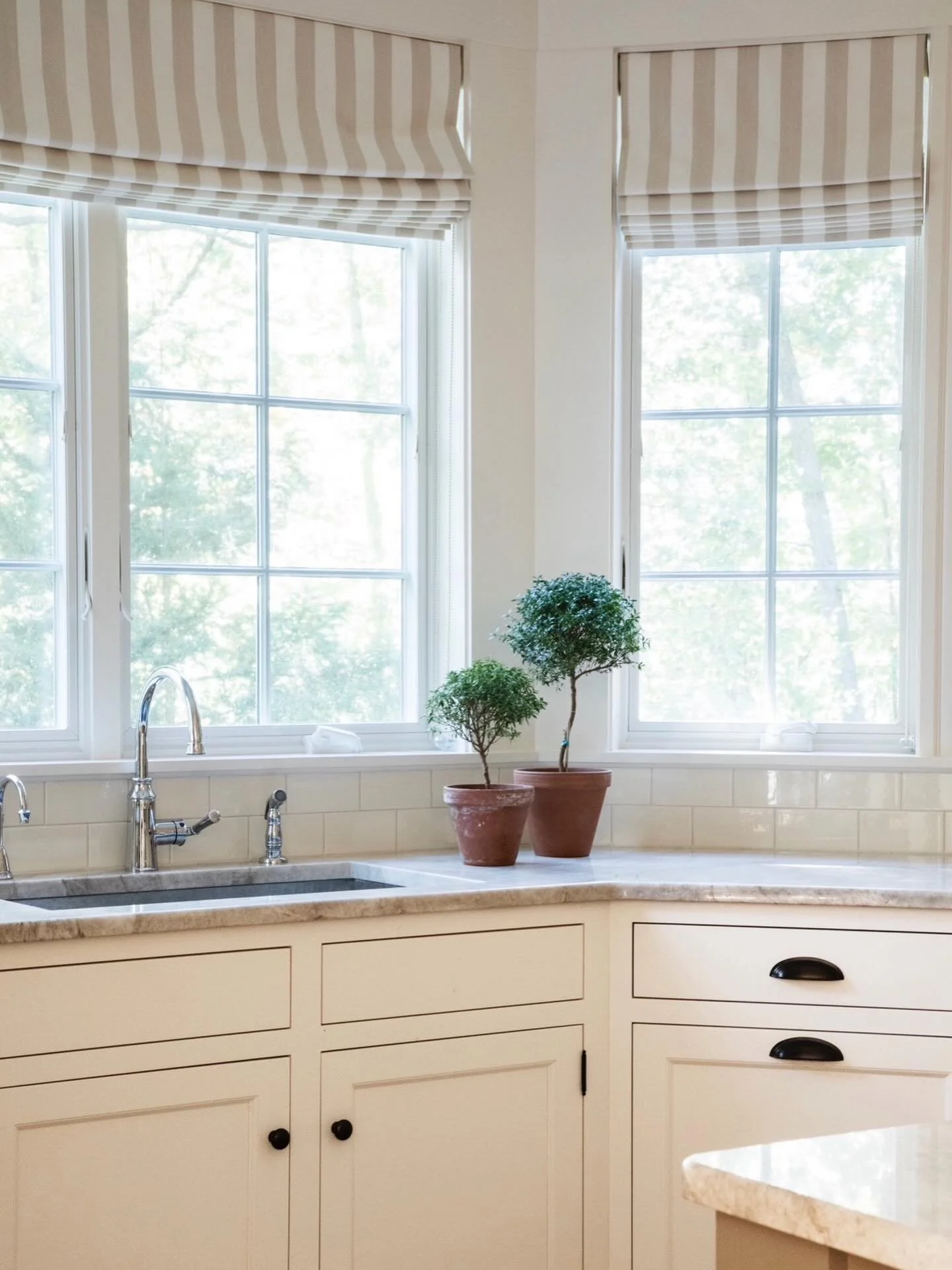 It is hard to believe that nearly a year has passed since we moved into Heron Knoll. The day after the movers delivered our furniture and rugs, I found myself at @mahoneysgarden , loading up on houseplants. I always say no interior ever feels complet