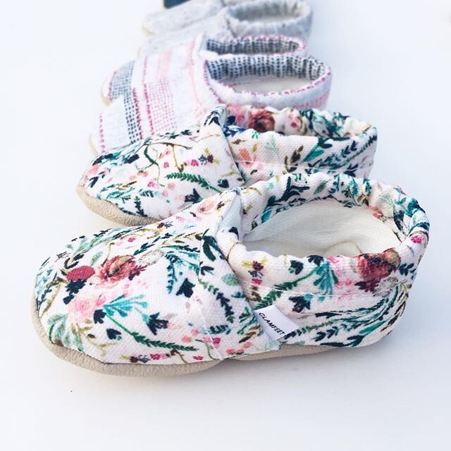 🌿
.
.
.
.
.
#babymoccasins #babyshoes #handmade #etsywholesale #clamfeet #baby #moccs #babymoccs #spoonflower #madeinLA #organic #vegan #momprenuer #babyootd #handmadelife #want #need #babyclothes #mommyandme #cribshoes #ethicallymade #fairtrade #or