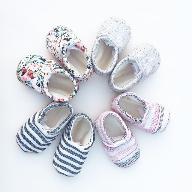 💕
.
.
.
.
#babymoccasins #babyshoes #handmade #etsywholesale #clamfeet #baby #moccs #babymoccs #spoonflower #madeinLA #organic #vegan #momprenuer #babyootd #handmadelife #want #need #babyclothes #mommyandme #cribshoes #ethicallymade #fairtrade #orga