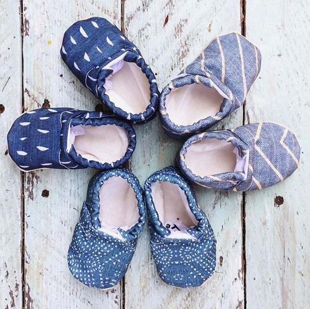 💙
.
.
.
.
#babymoccasins #babyshoes #handmade #etsywholesale #clamfeet #baby #moccs #babymoccs #spoonflower #madeinLA #organic #vegan #momprenuer #babyootd #handmadelife #want #need #babyclothes #mommyandme #cribshoes #ethicallymade #fairtrade #orga