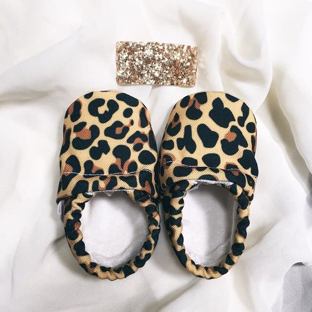 Raven ✨ @ragamuffinkidsco .
.
.
#babymoccasins #babyshoes #handmade #etsywholesale #clamfeet #baby #moccs #babymoccs #spoonflower #madeinLA #organic #vegan #momprenuer #babyootd #handmadelife #want #need #babyclothes #mommyandme #cribshoes #ethically