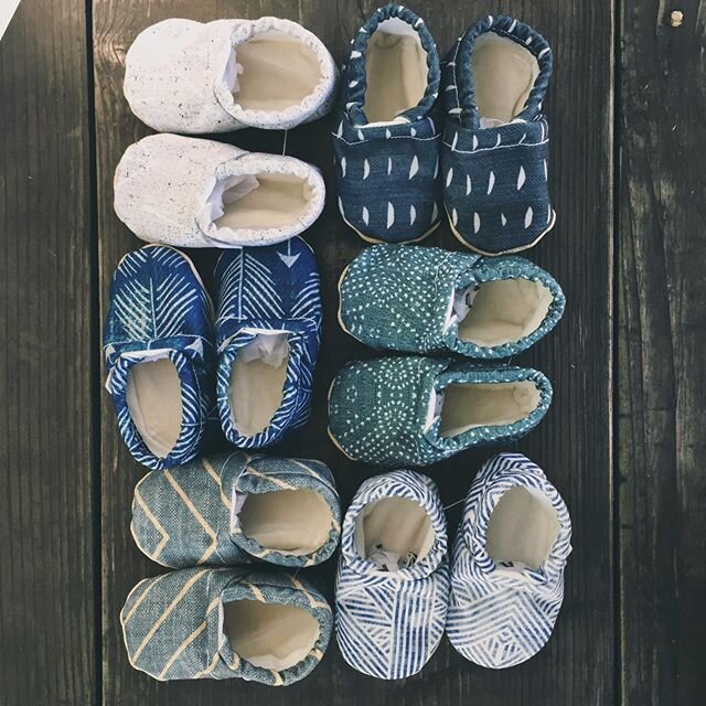 💙
.
.
.
.
.
#babymoccasins #babyshoes #handmade #etsywholesale #clamfeet #baby #moccs #babymoccs #spoonflower #madeinLA #organic #vegan #momprenuer #babyootd #handmadelife #want #need #babyclothes #mommyandme #cribshoes #ethicallymade #fairtrade #or