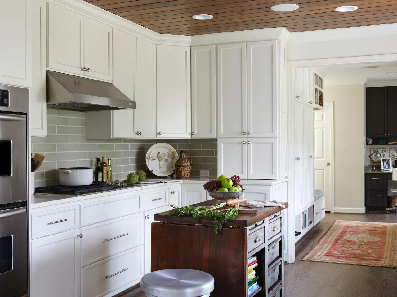 Choosing the right kitchen cabinets.