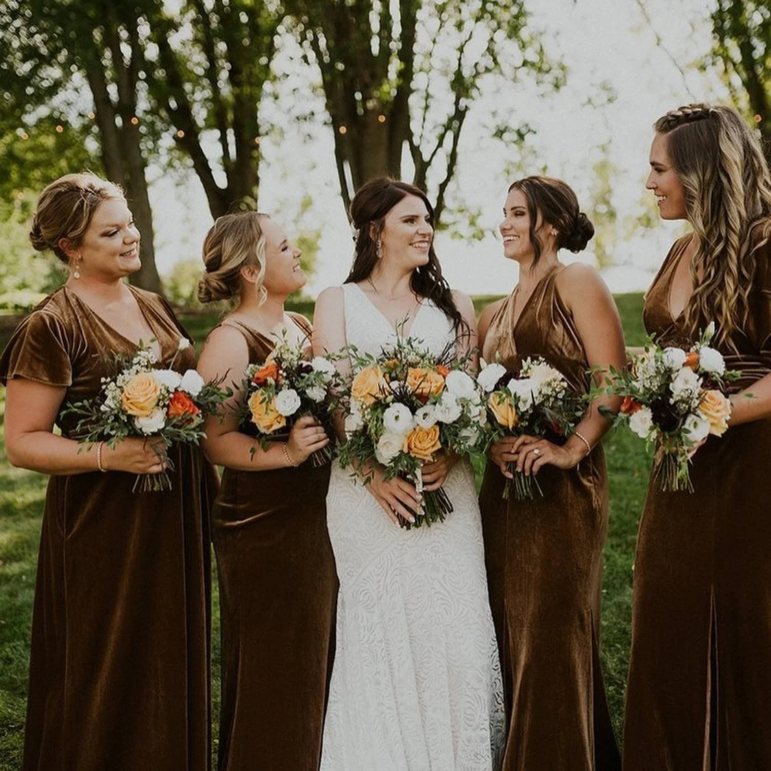 Cooler temps and warmer hues... Fall is finally here! 🍂✨ Brown velvet maids and florals kissed with autumn colors are giving us all the cozy wedding vibes! Wishing a very happy one year anniversary to Seth + Abby! 💕 #AutumnWeddings 

Wedding Planne