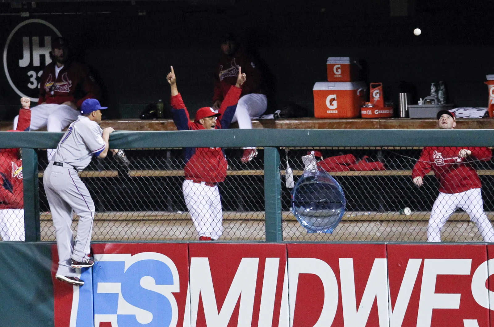  Texas Rangers' Nelson Cruz climbs the wall but is unable to reach a solo home run hit into the St. Louis Cardinals bullpen by Allen Craig in the third inning of Game 7 of MLB's World Series baseball championship in St. Louis, Mo., on&nbsp;October 28