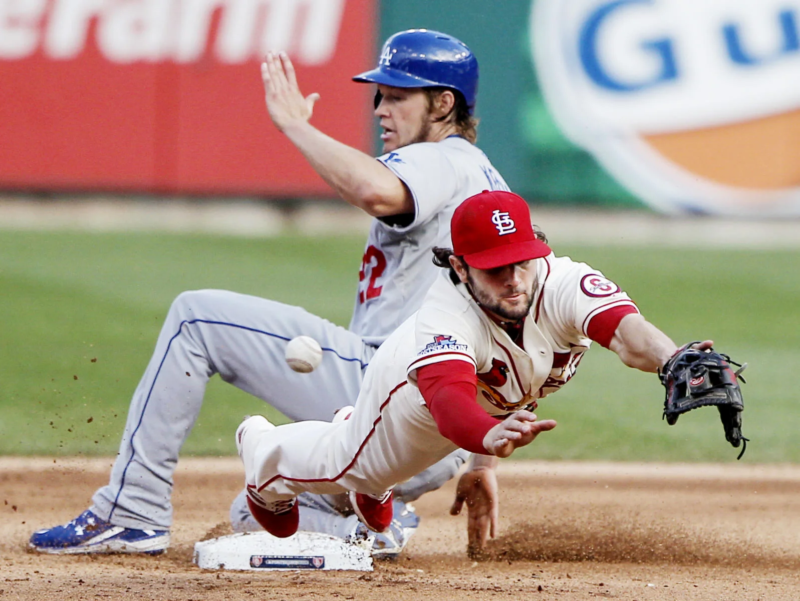  Los Angeles Dodgers'&nbsp;Clayton Kershaw (L) slides safely into second when St. Louis Cardinals'&nbsp;Pete Kozma (R) misses the ball during the sixth inning of Game Two of the National League Championship Series at Busch Stadium in St. Louis, Mo., 