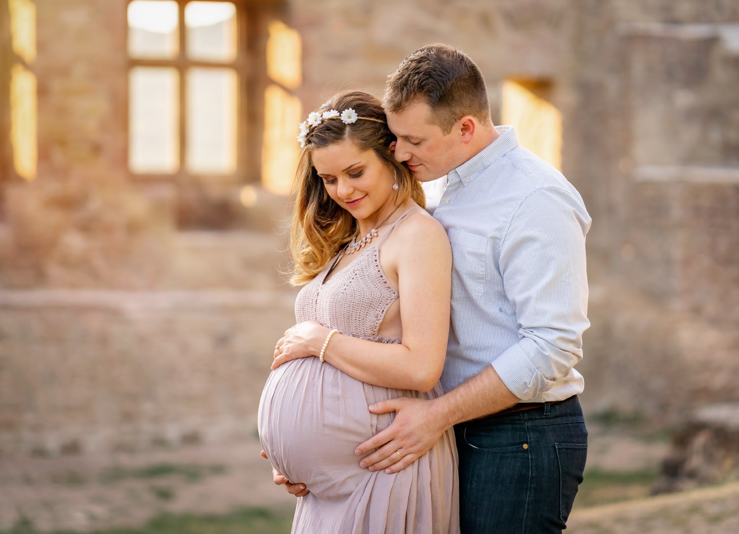  Romantic maternity Session at Lichtenberg Castle near Kusel with couple and expecting mother in summer time from natural light photographer Sarah Havens from Ramstein KMC area in Germany  Romantisches Schwangerschafts-Fotoshooting auf der Burg Licht