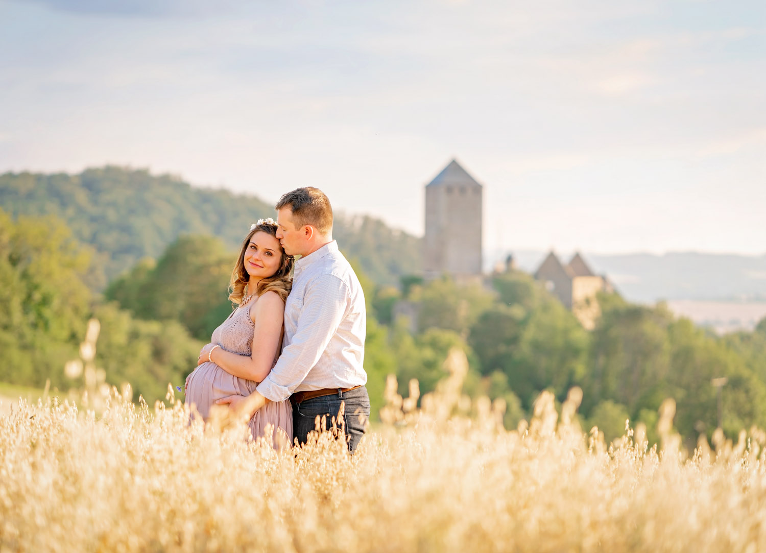  Romantic maternity Session at Lichtenberg Castle near Kusel with couple and expecting mother in summer time from natural light photographer Sarah Havens from Ramstein KMC area in Germany  Romantisches Schwangerschafts-Fotoshooting auf der Burg Licht