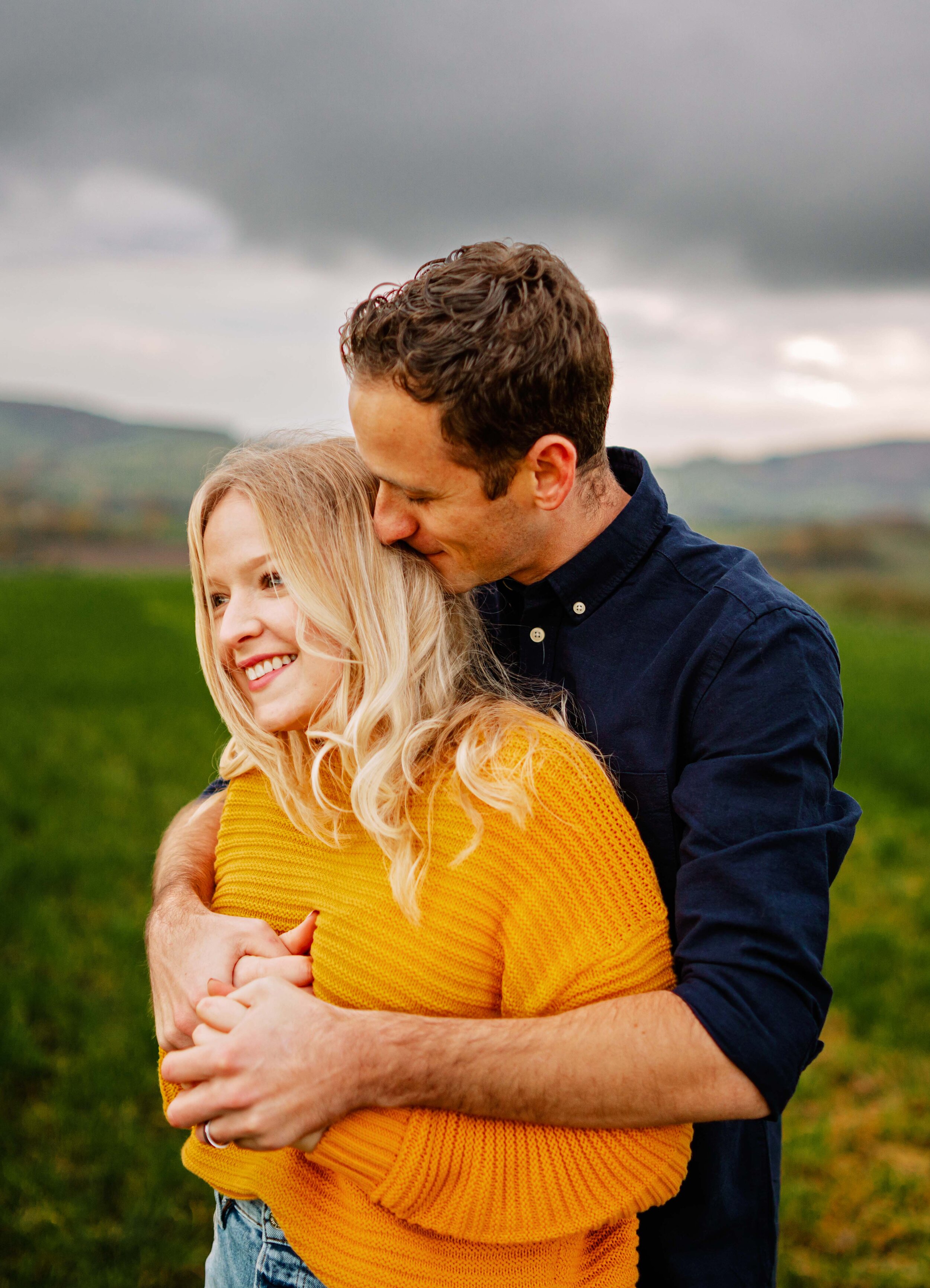 engagement session with young couple and pomeranian dogs in green fields in Ramstein Germany by family photographer sarah Havens    Paarshooting mit jungem Pärchen und Hunden in der Feldern bei Kaiserslautern, Rheinland-Pfalz im Herbst 