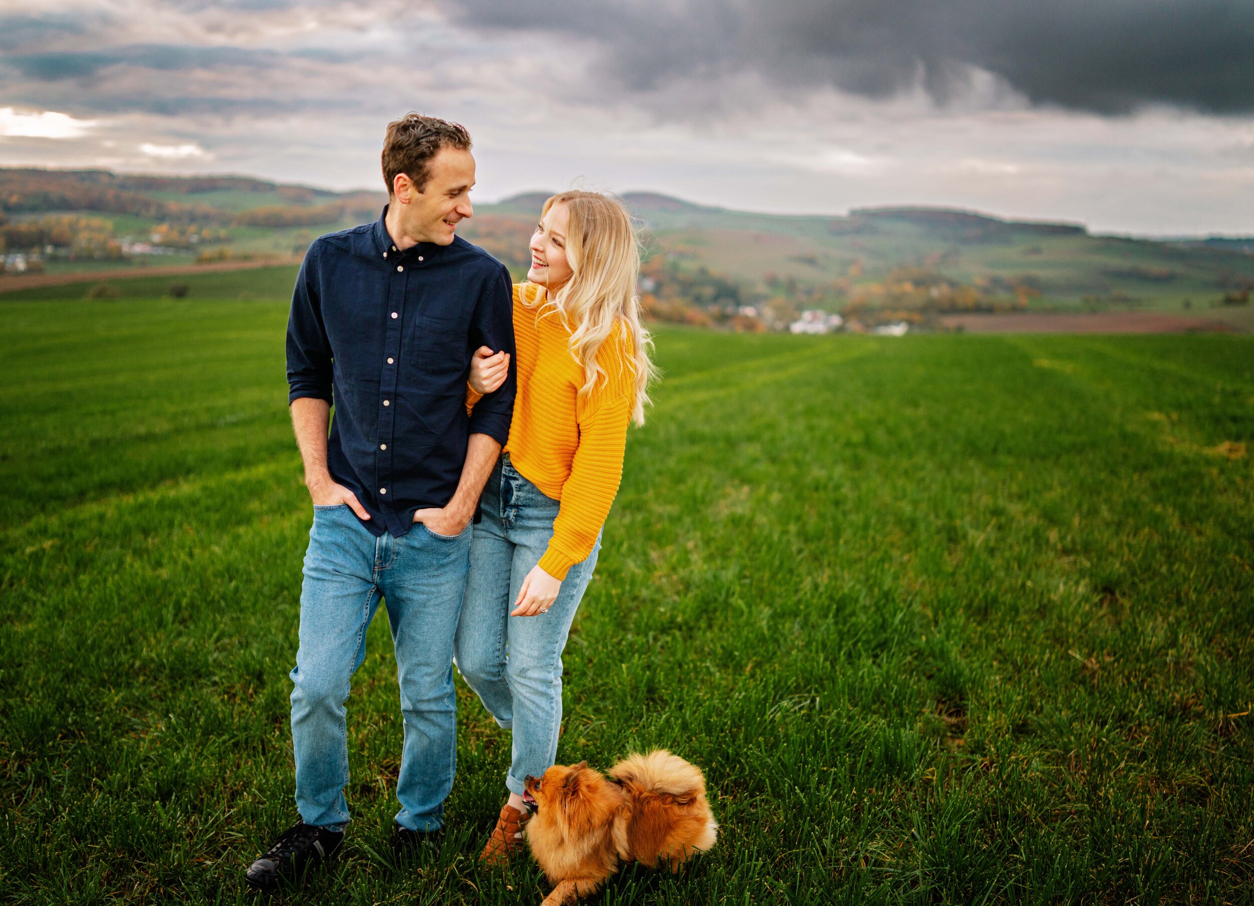  engagement session with young couple and pomeranian dogs in green fields in Ramstein Germany by family photographer sarah Havens    Paarshooting mit jungem Pärchen und Hunden in der Feldern bei Kaiserslautern, Rheinland-Pfalz im Herbst 