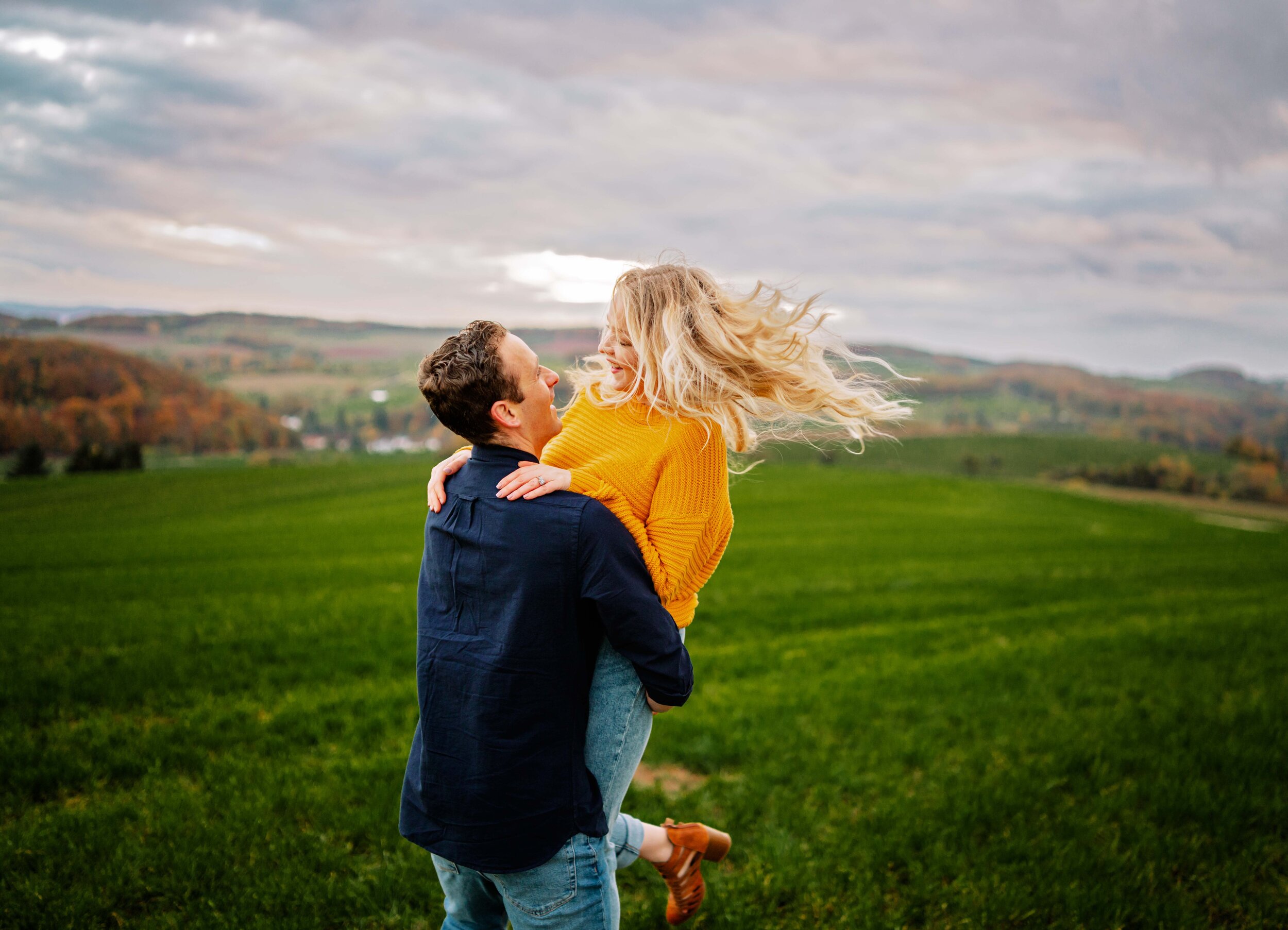  engagement session with young couple and pomeranian dogs in green fields in Ramstein Germany by family photographer sarah Havens    Paarshooting mit jungem Pärchen und Hunden in der Feldern bei Kaiserslautern, Rheinland-Pfalz im Herbst 