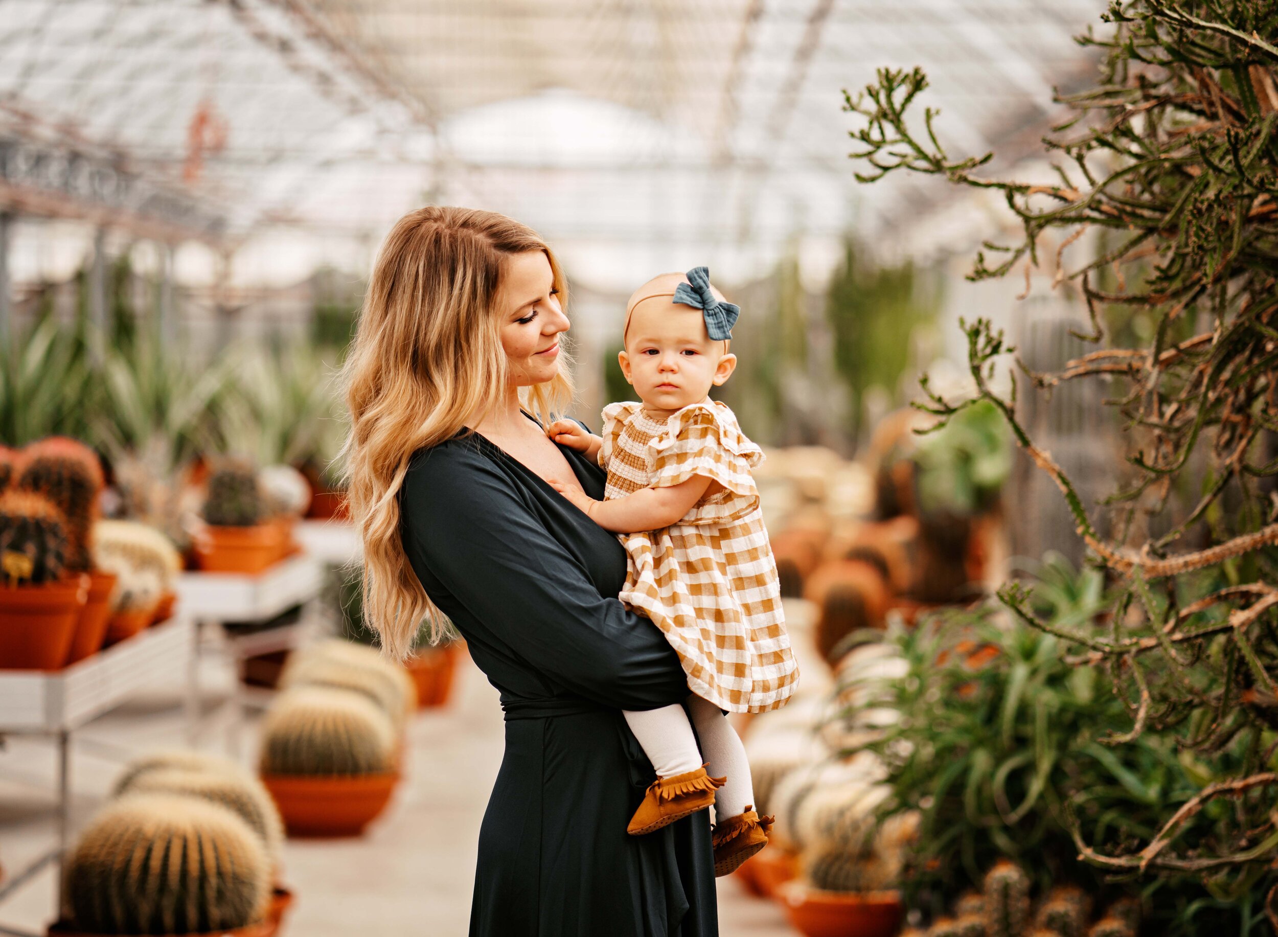  boho inspired portrait photo session in a greenhouse at Kakteenland Steinfeld by ramstein KMC family and portrait photographer Sarah Havens, Germany    exklusives Fotoshooting im Gewächshaus im Kakteenland Steinfeld von Fotografin Sarah Havens aus K