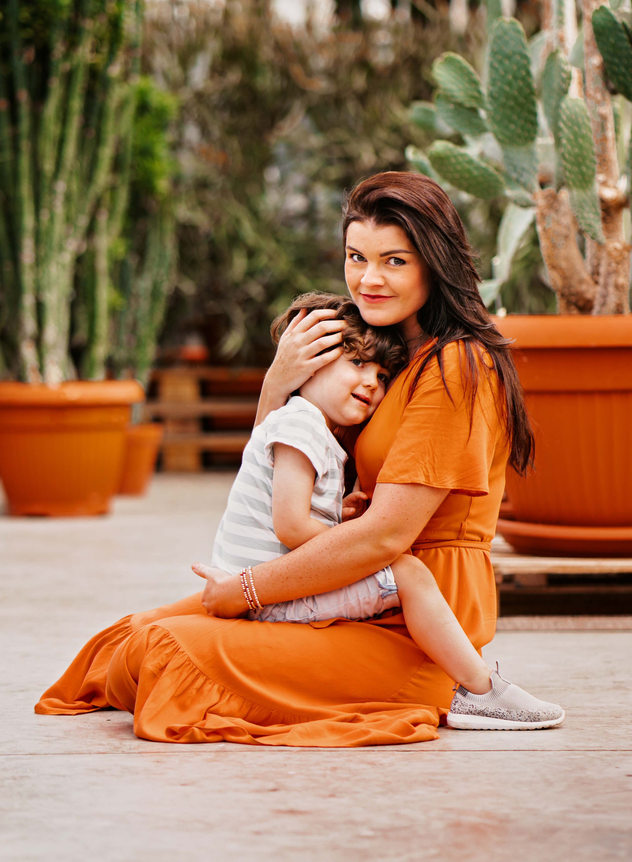  boho inspired portrait photo session in a greenhouse at Kakteenland Steinfeld by ramstein KMC family and portrait photographer Sarah Havens, Germany    exklusives Fotoshooting im Gewächshaus im Kakteenland Steinfeld von Fotografin Sarah Havens aus K