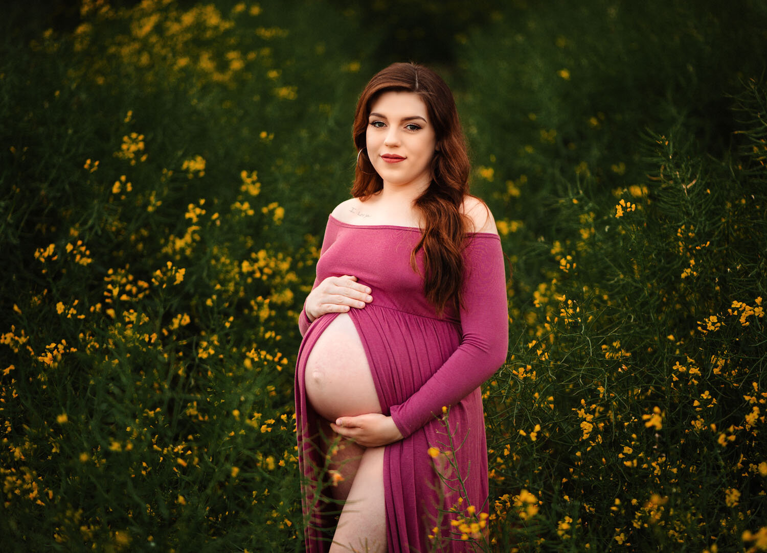  Beautiful maternity session of a young woman in a dress in the yellow rapeseed fields in the ramstein kmc area by family photographer sarah havens  Wunderschönes Schwangerschafts Shooting im Rapsfeld in Rheinland-Pfalz bei Kaiserslautern 