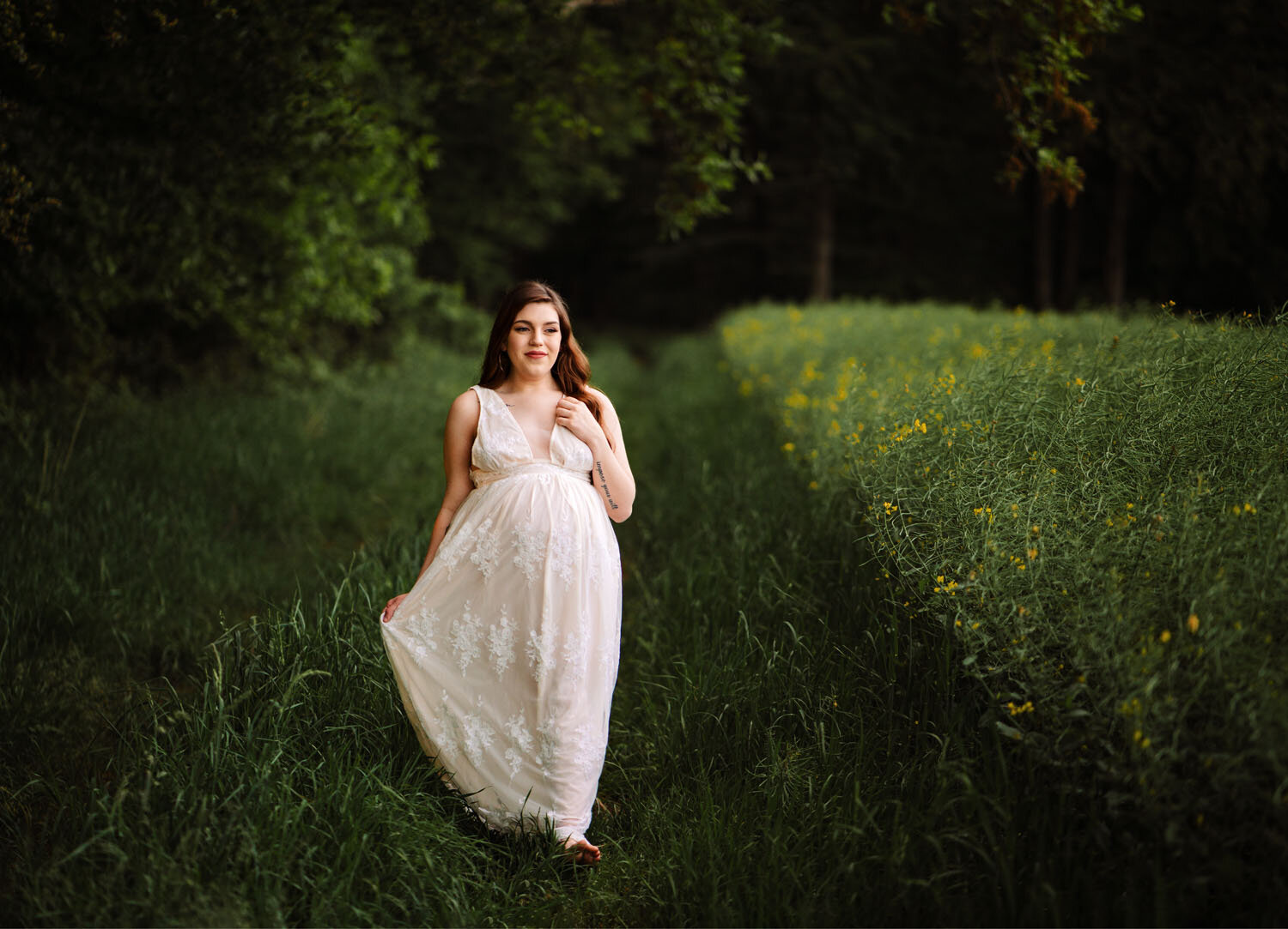  Beautiful maternity session of a young woman in a dress in the yellow rapeseed fields in the ramstein kmc area by family photographer sarah havens  Wunderschönes Schwangerschafts Shooting im Rapsfeld in Rheinland-Pfalz bei Kaiserslautern 