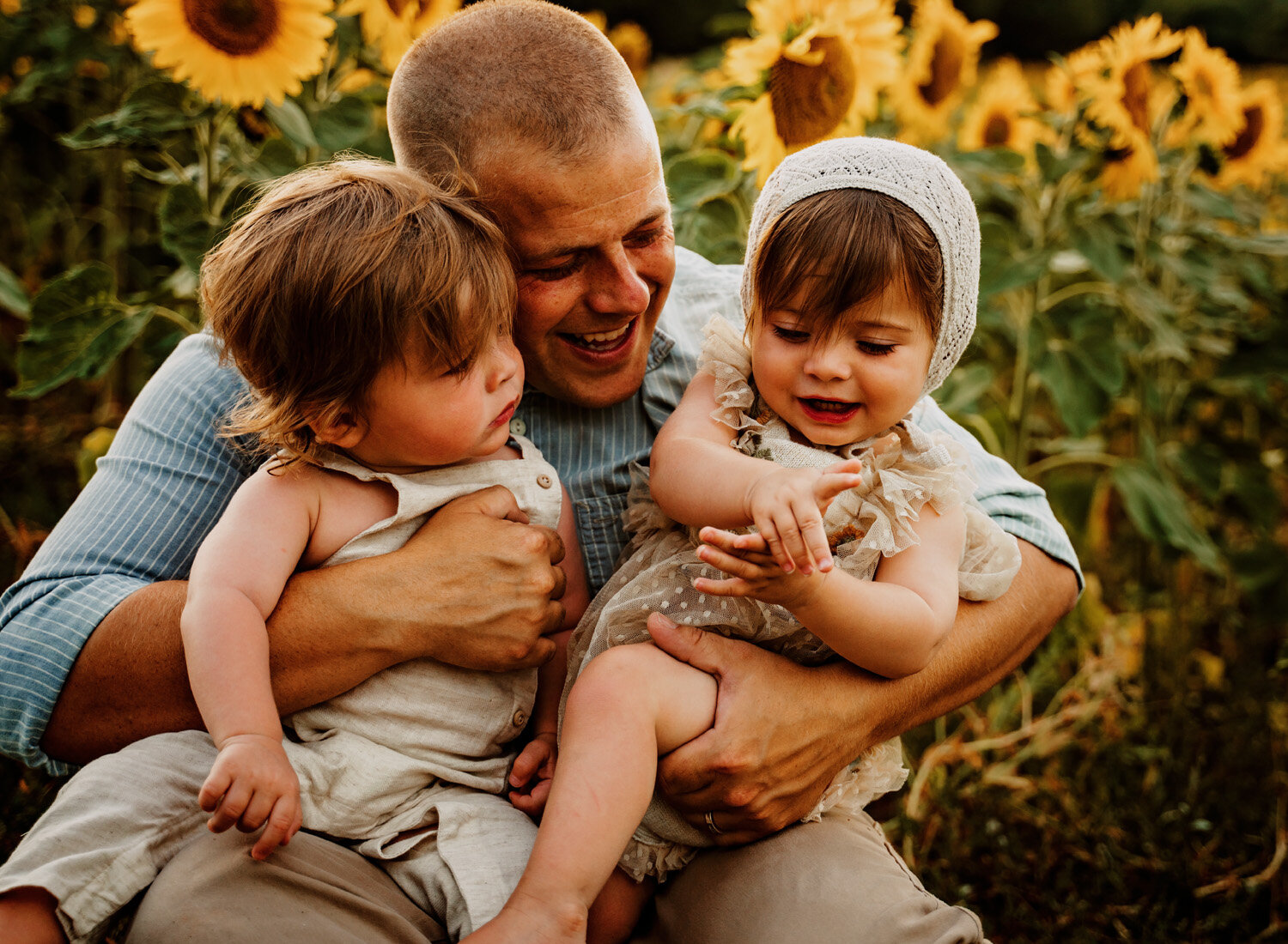  Beautiful family photo session in s big sunflower field. Young family with twins in boho outfits and flutter dress by ramstein kmc family photographer sarah havens - photo of father and children 