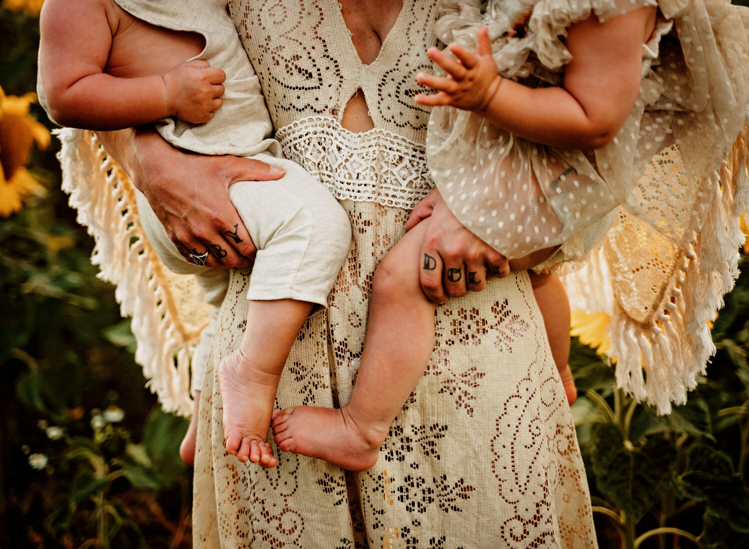  Beautiful family photo session in s big sunflower field. Young family with twins in boho outfits and flutter dress by ramstein kmc family photographer sarah havens - detail photo of flutter dress and children 