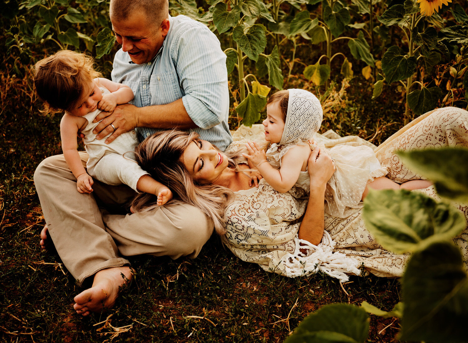  Beautiful family photo session in s big sunflower field. Young family with twins in boho outfits and flutter dress by ramstein kmc family photographer sarah havens 