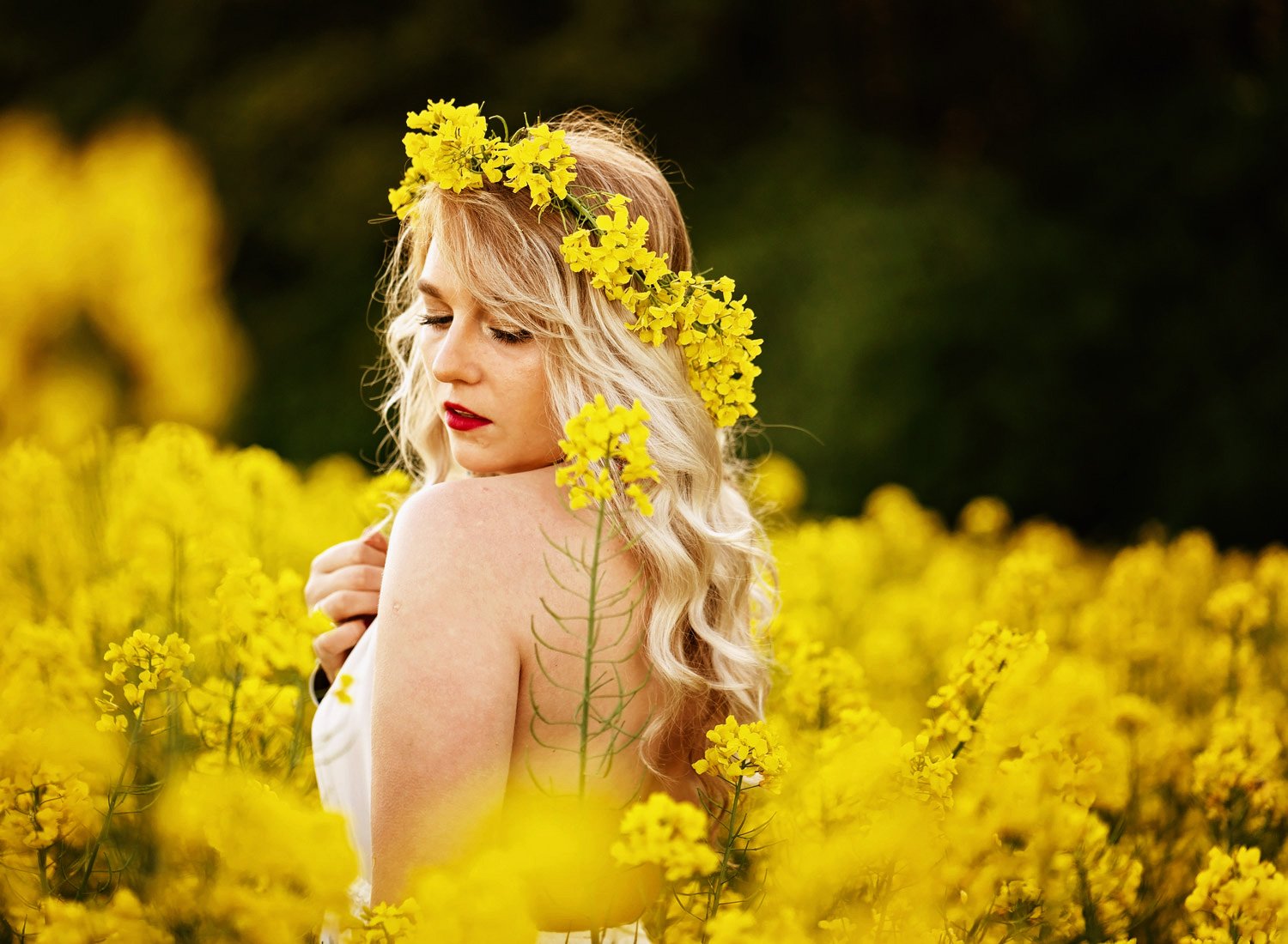 portrait-photography-kaiserslautern-ramstein-rheinland-pfalz-yellow-flowers-close-up-sarah-havens.jpg