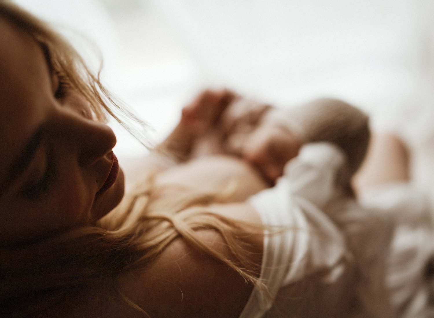 nursing-mother-indoor-breastfeeding-lifestyle-photography-ramstein-germany-sarah-havens (1).jpg