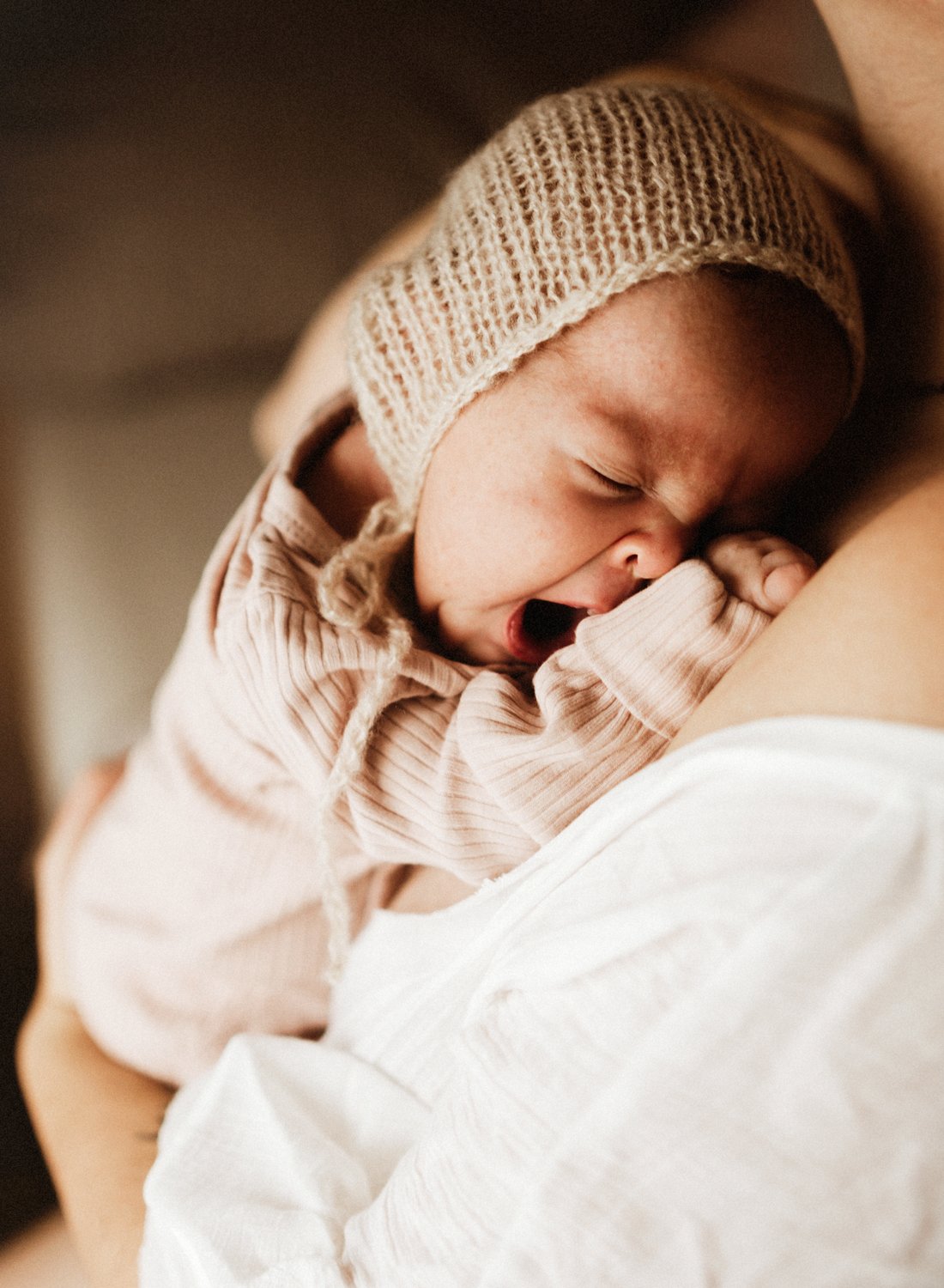 nursing-mother-indoor-breastfeeding-lifestyle-photography-ramstein-germany-sarah-havens (2).jpg