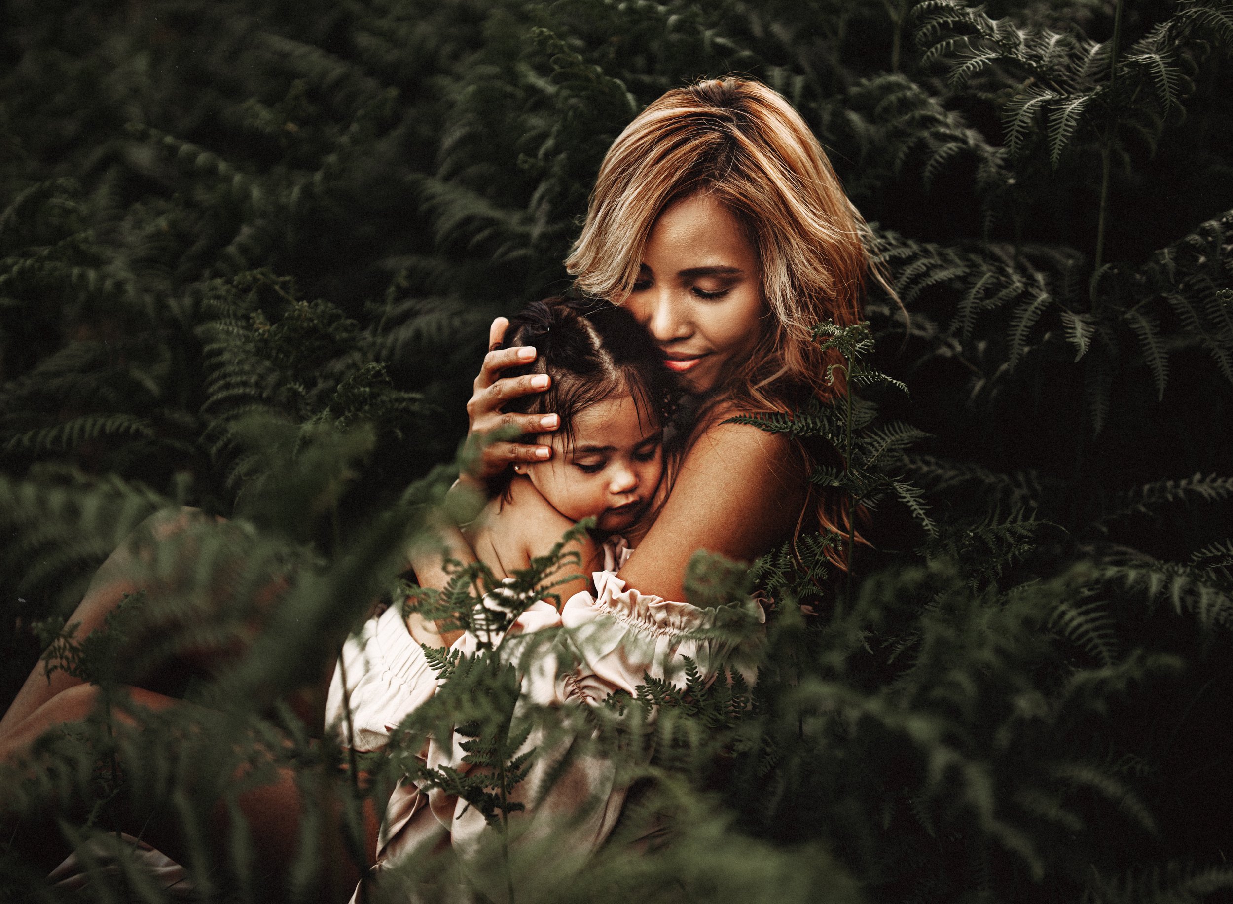 emotive-motherhood-photo-session-with-mother-and-daughter-in-a-patch-of-ferns-at-sunset-in-landtuhl-kmc-germany (9).jpg