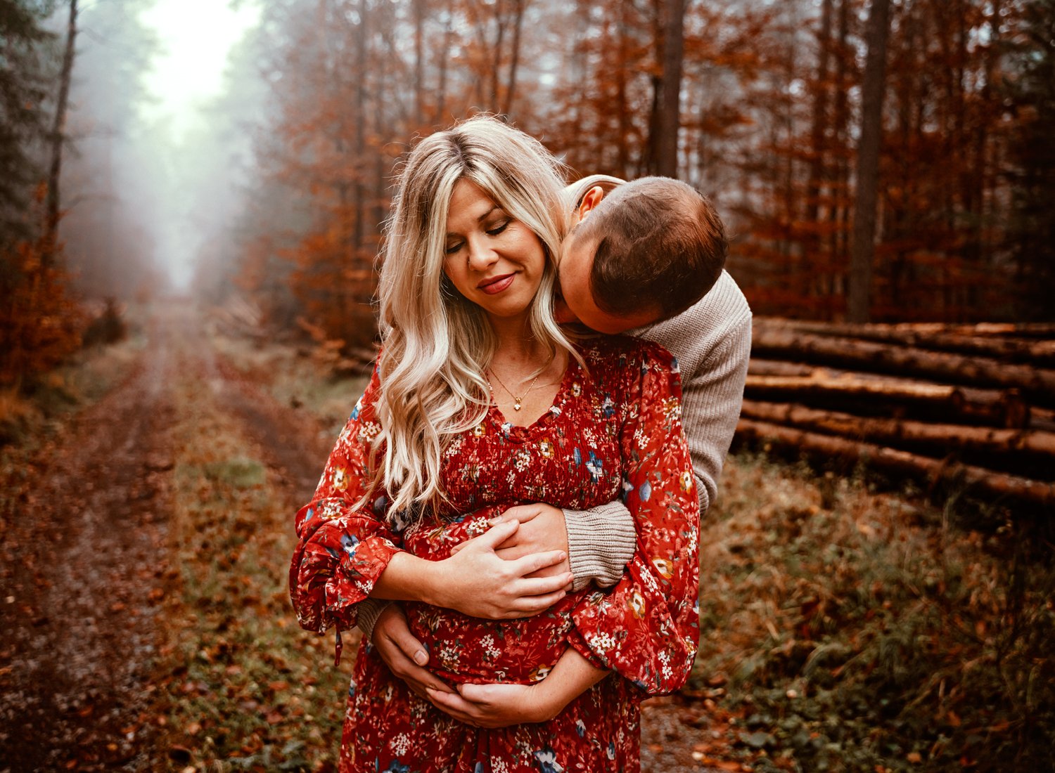 moody-maternity-couple-session-in-fall-season-in-wooded-forest-in-germany-by-motherhood-photographer-sarah-havens-ramtein (4).jpg