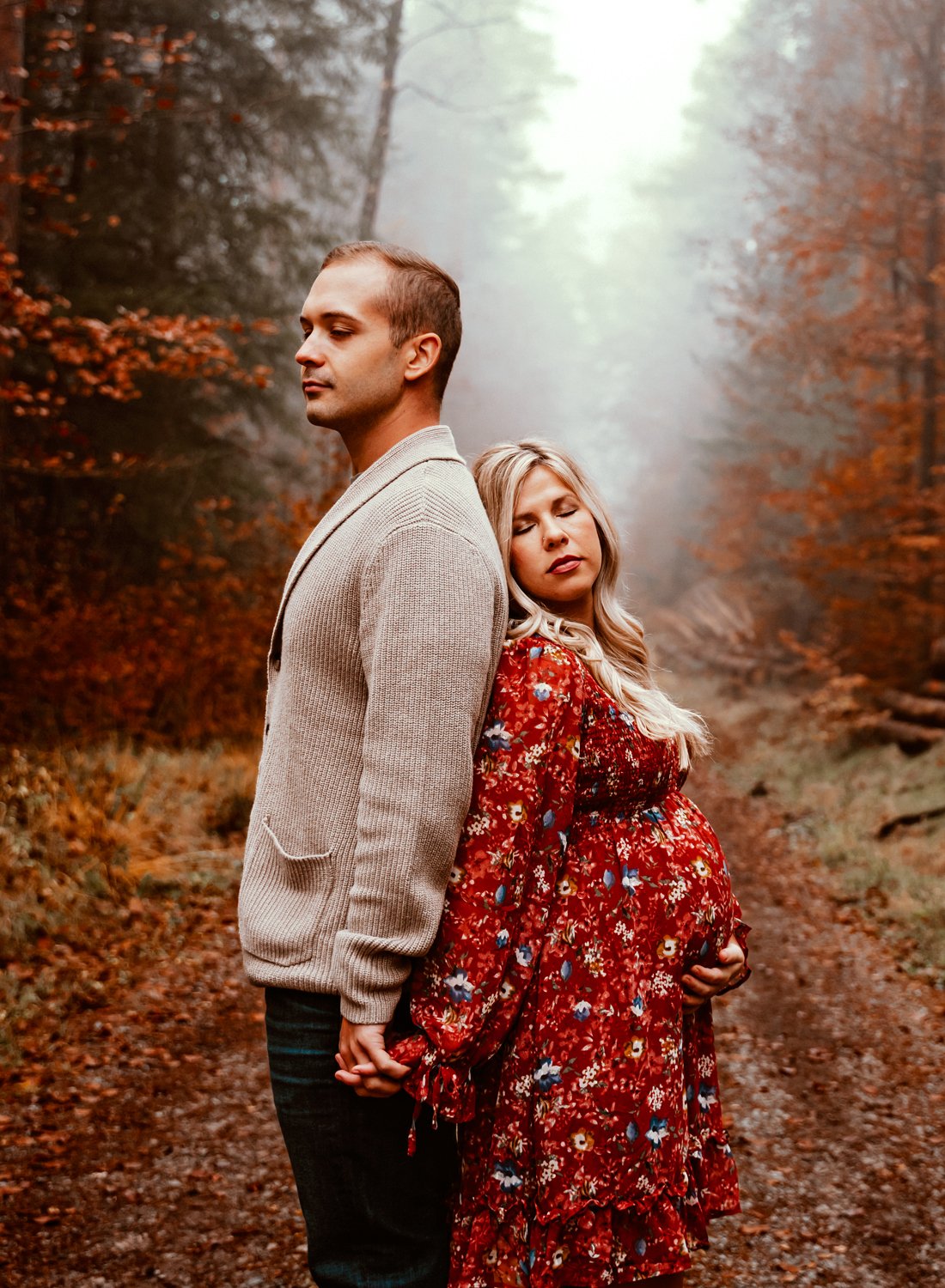 moody-maternity-couple-session-in-fall-season-in-wooded-forest-in-germany-by-motherhood-photographer-sarah-havens-ramtein (6).jpg