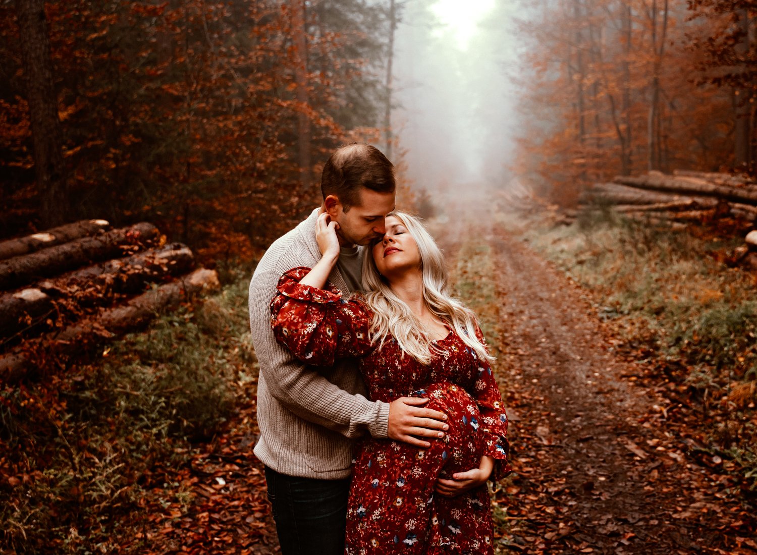 moody-maternity-couple-session-in-fall-season-in-wooded-forest-in-germany-by-motherhood-photographer-sarah-havens-ramtein (8).jpg