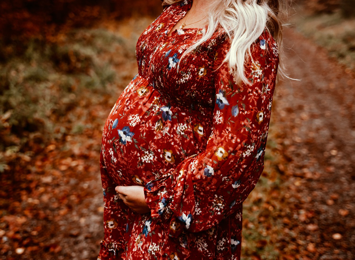 moody-maternity-couple-session-in-fall-season-in-wooded-forest-in-germany-by-motherhood-photographer-sarah-havens-ramtein (7).jpg