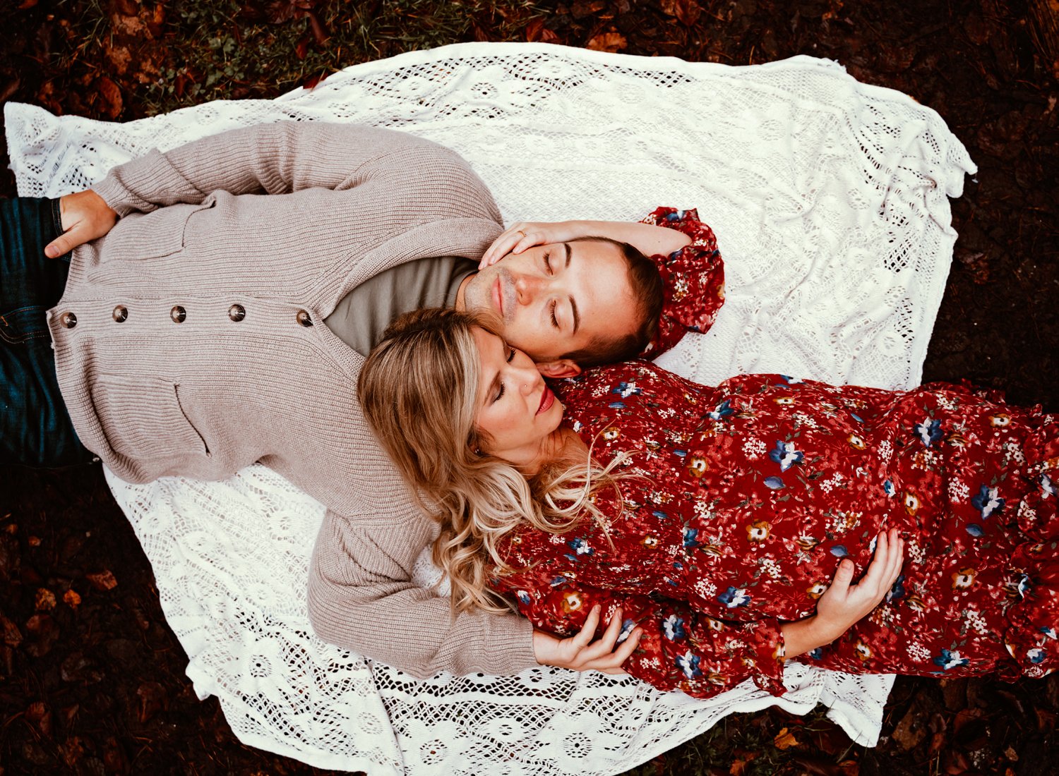 moody-maternity-couple-session-in-fall-season-in-wooded-forest-in-germany-by-motherhood-photographer-sarah-havens-ramtein (9).jpg