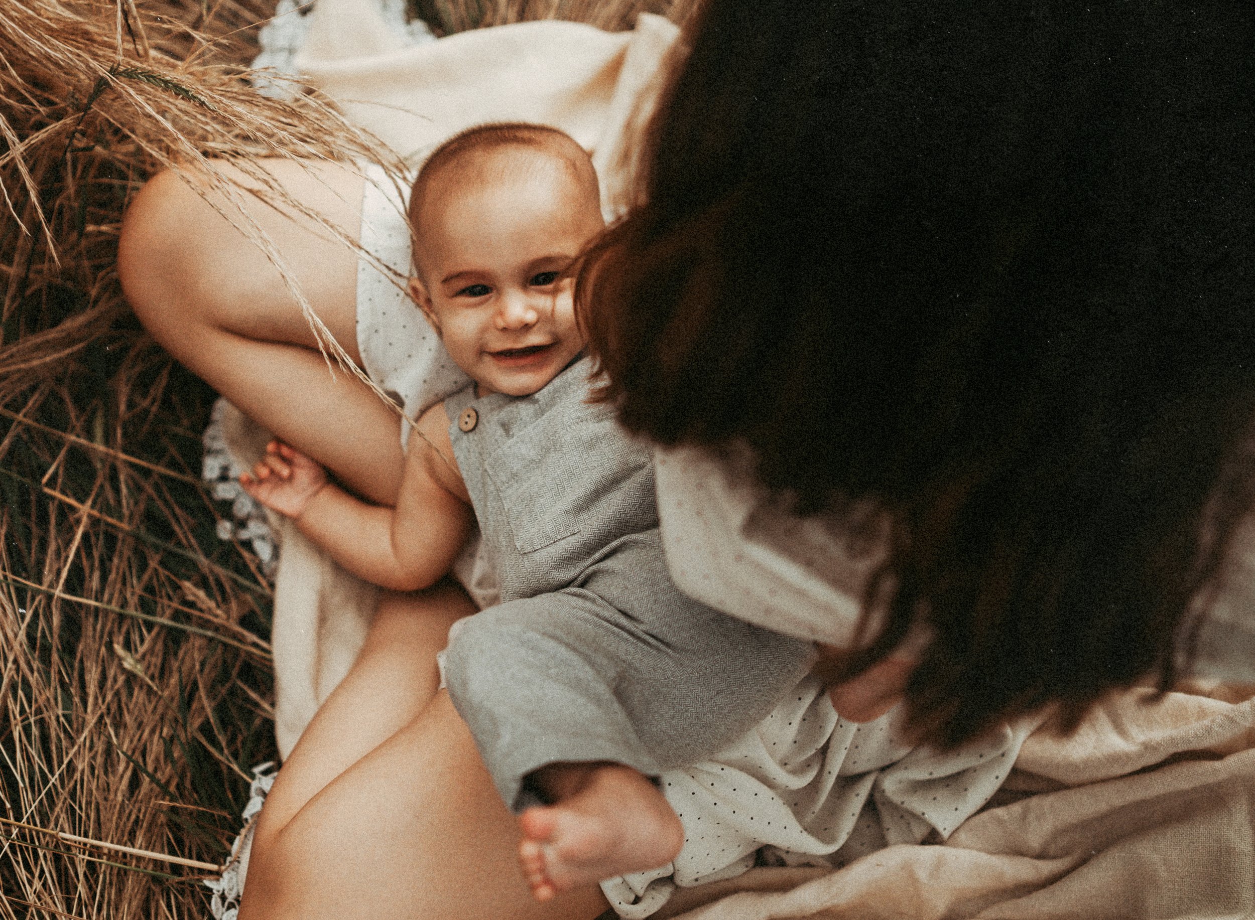 intimate-emotive-motherhood-breastfeeding-photo-session-in-ramstein-kmc-germany (2).jpg