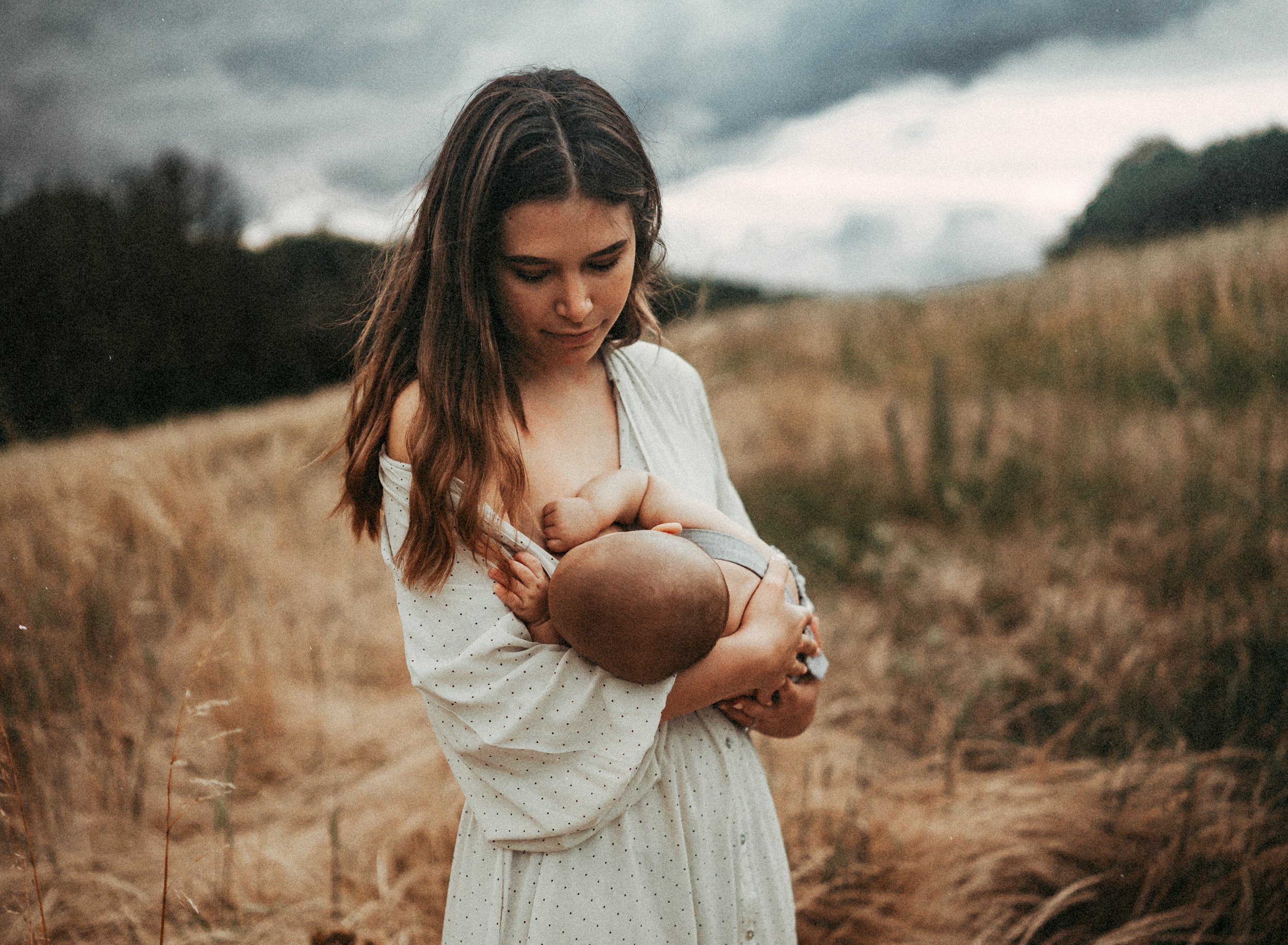 intimate-emotive-motherhood-breastfeeding-photo-session-in-ramstein-kmc-germany (6).jpg