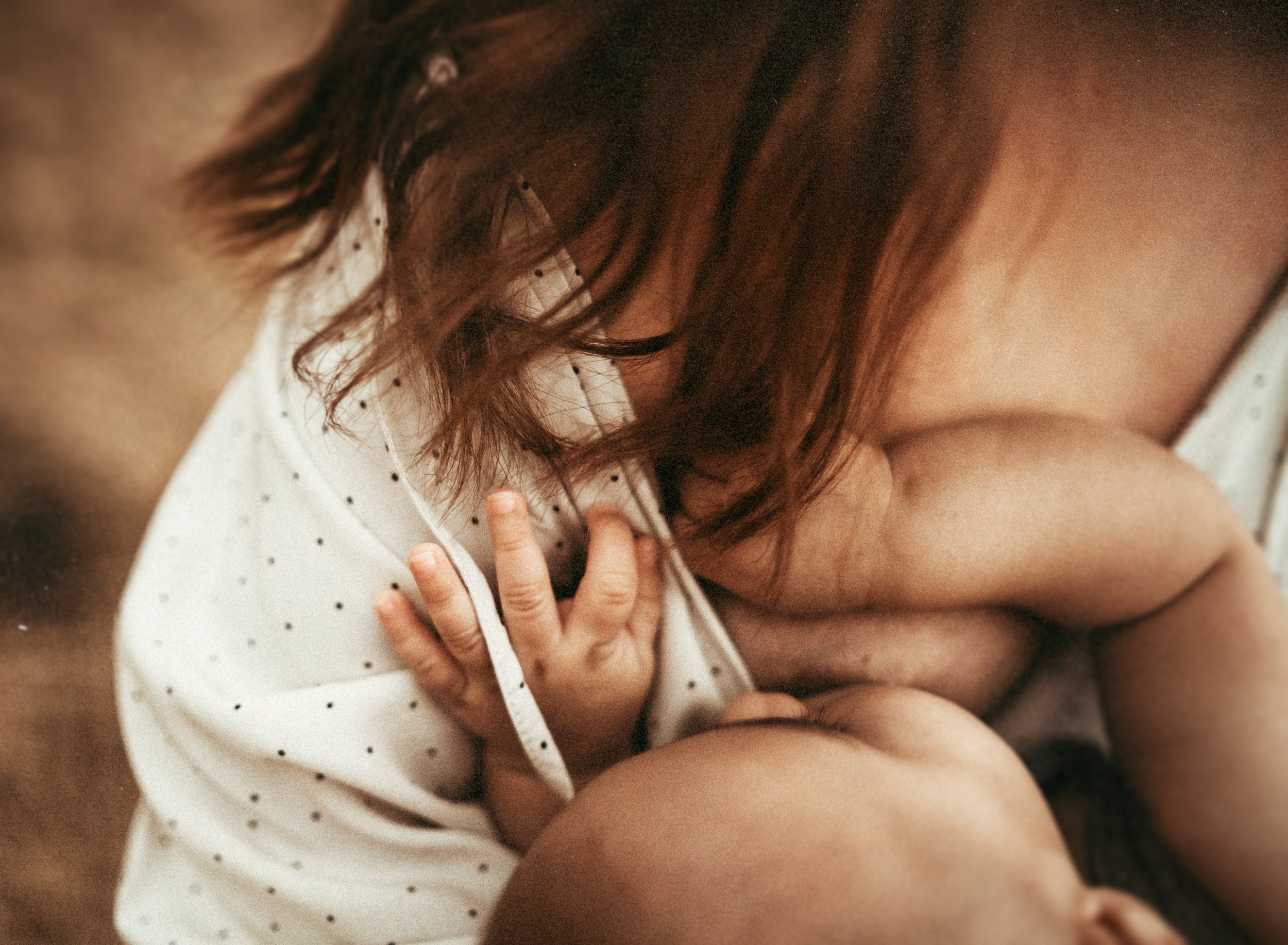 intimate-emotive-motherhood-breastfeeding-photo-session-in-ramstein-kmc-germany (8).jpg
