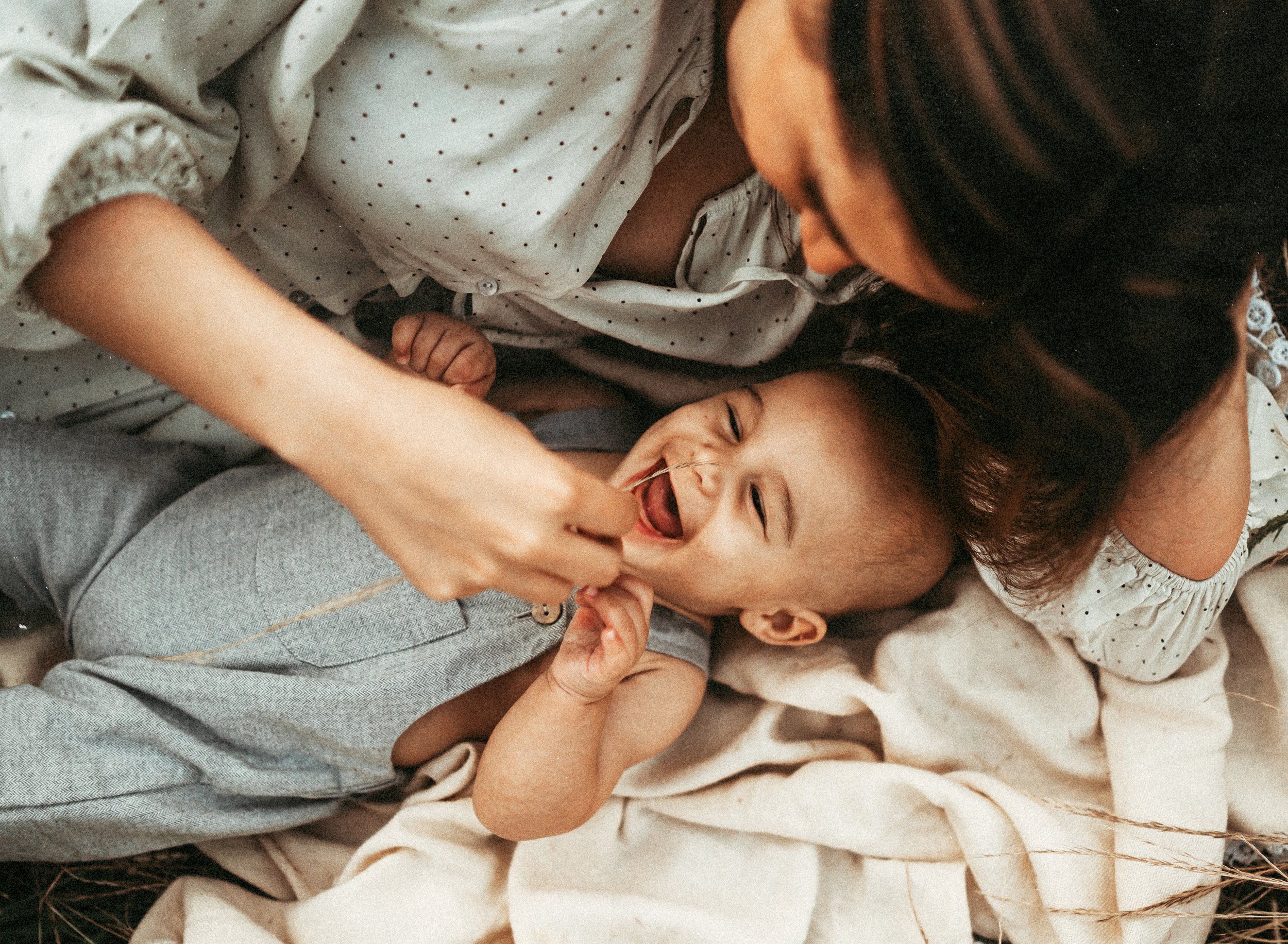 intimate-emotive-motherhood-breastfeeding-photo-session-in-ramstein-kmc-germany (12).jpg