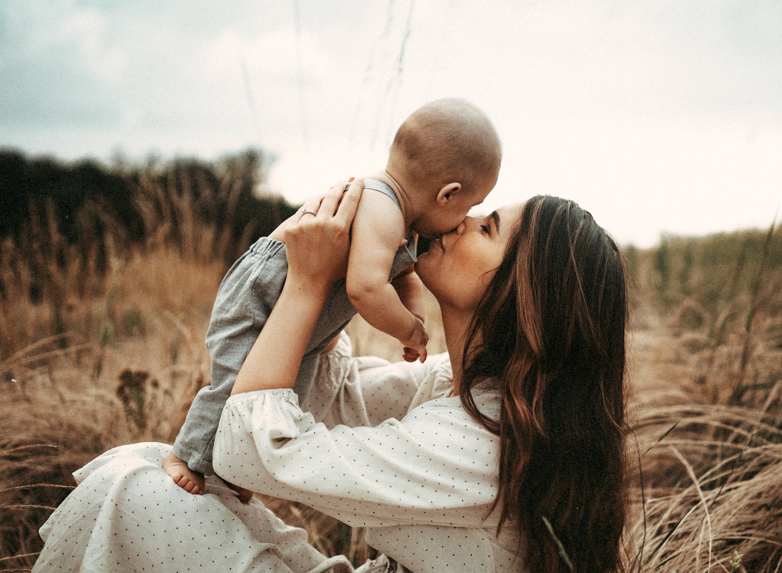 intimate-emotive-motherhood-breastfeeding-photo-session-in-ramstein-kmc-germany (14).jpg