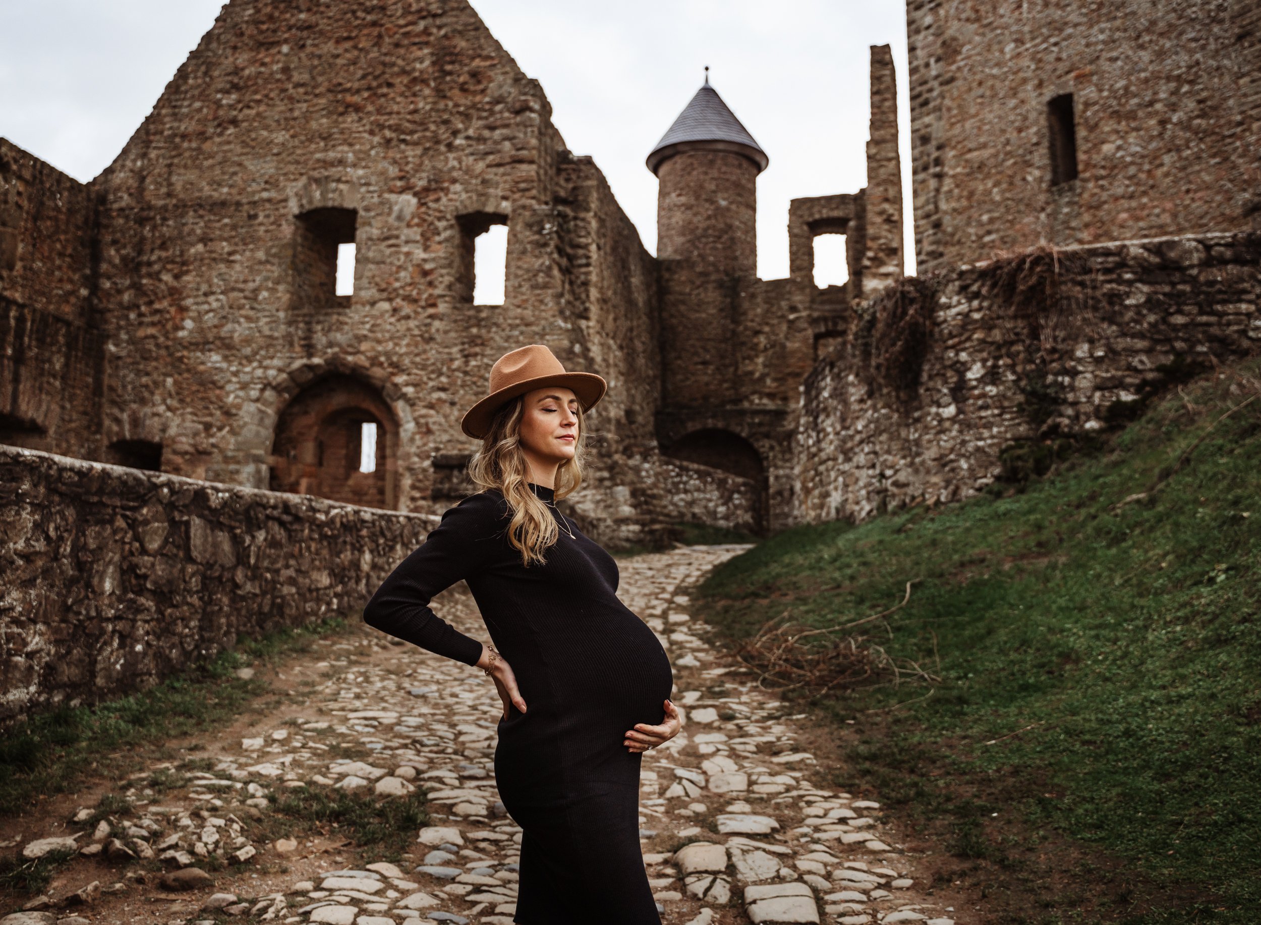 couple-and-maternity-photography-in-ramstein-at-burg-lichtenberg (5).jpg