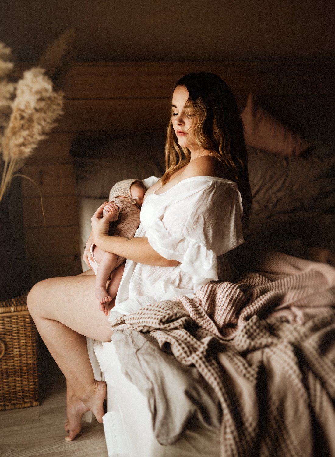nursing-mother-indoor-breastfeeding-lifestyle-photography-ramstein-germany-sarah-havens.jpg