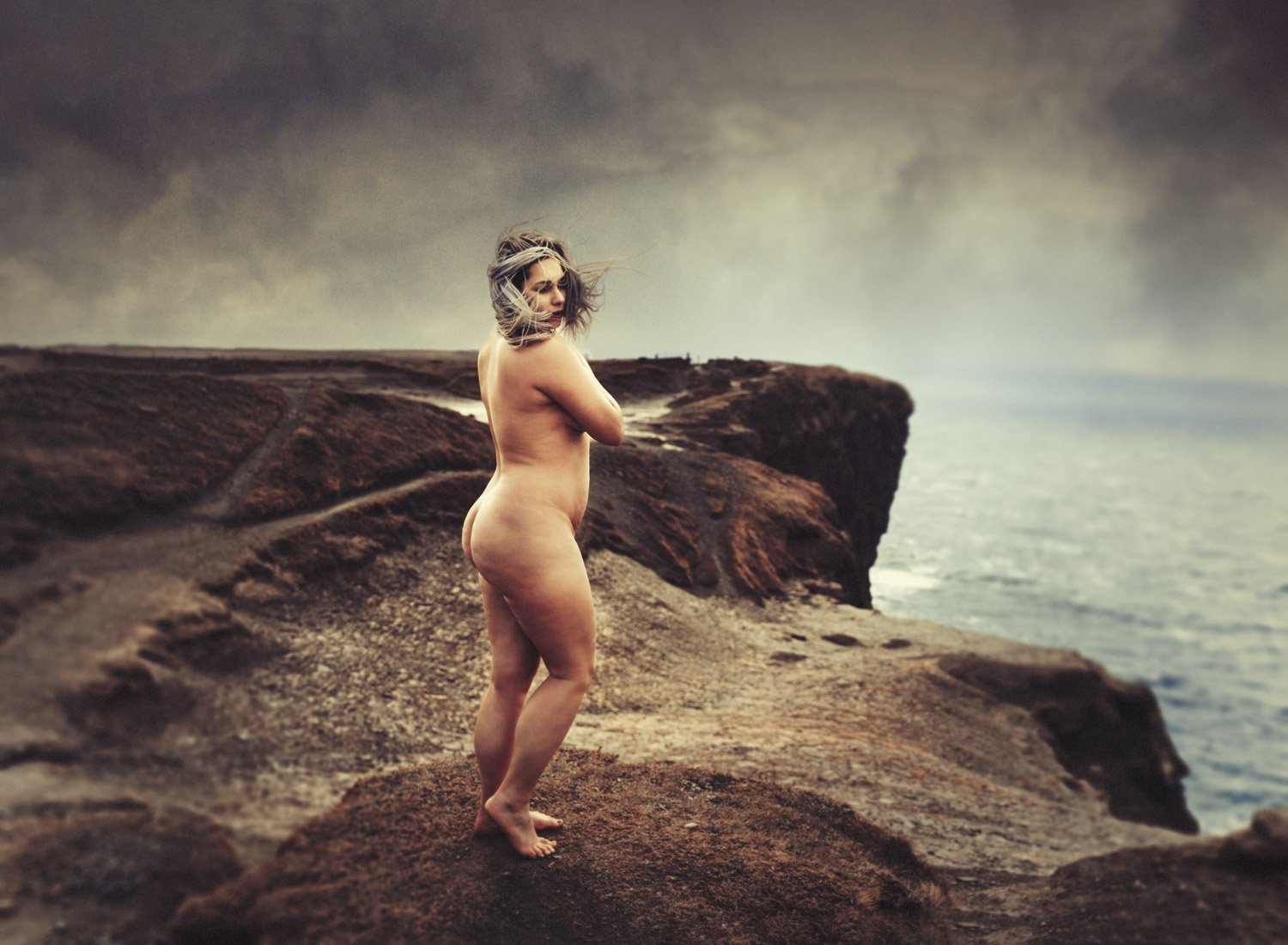 dark-fine-art-nude-portrait-cliffs-of-moher-photography-sarah-havens-kaiserslautern.jpg