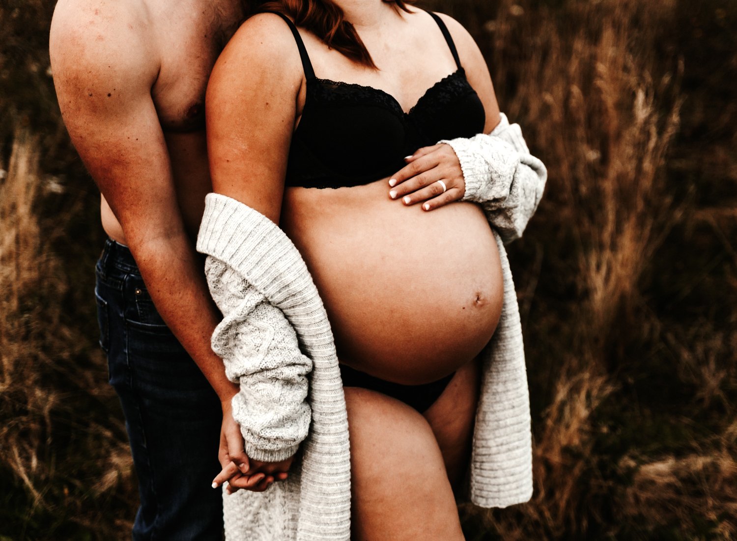 intimate-expecting-styled-couple-maternity-photography-ramstein-kmc-outdoor.jpg