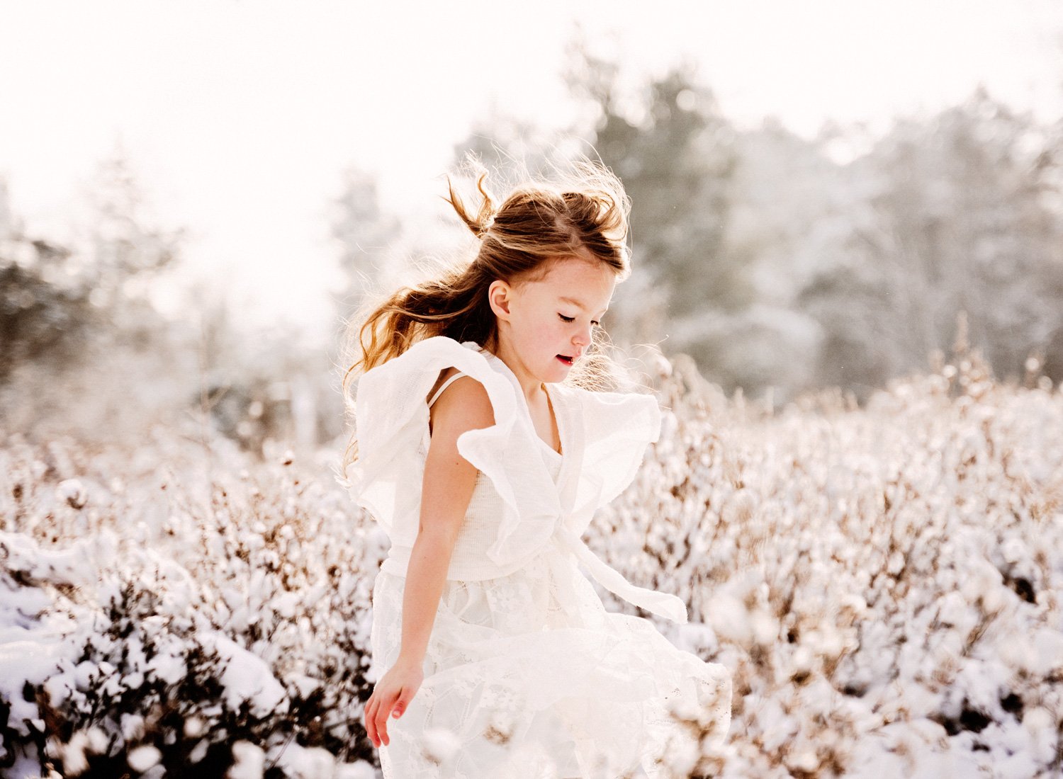 girl-playing-in-the-snow-child-photographer-ramstein-kaiserslautern.jpg