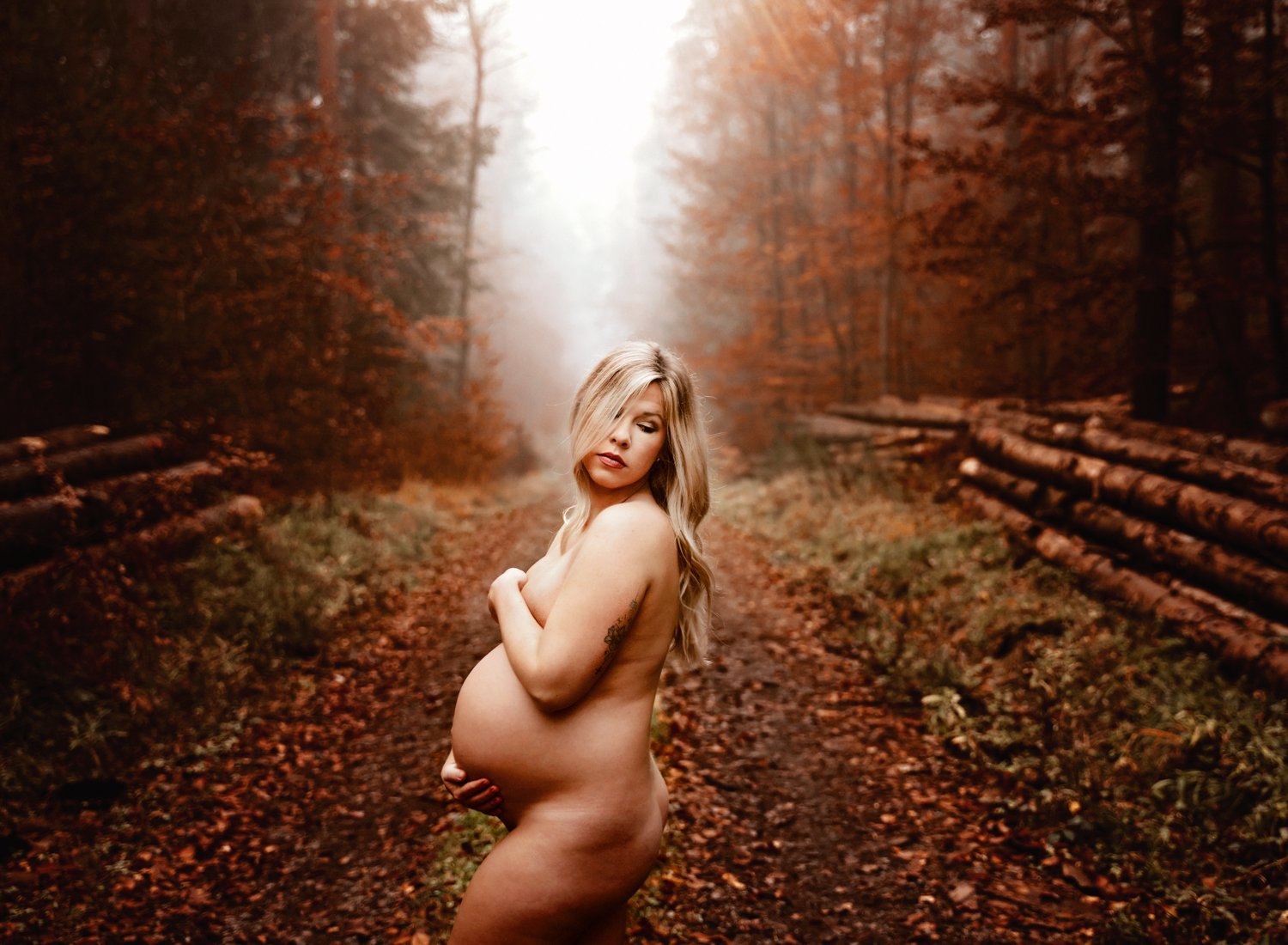 beautiful-expecting-mother-to-be-in-moody-fall-scenery-in-the-woods-nude-fine-art-portrait-at-maternity-session-ramstein-kmc-kaiserslautern-germany.jpg