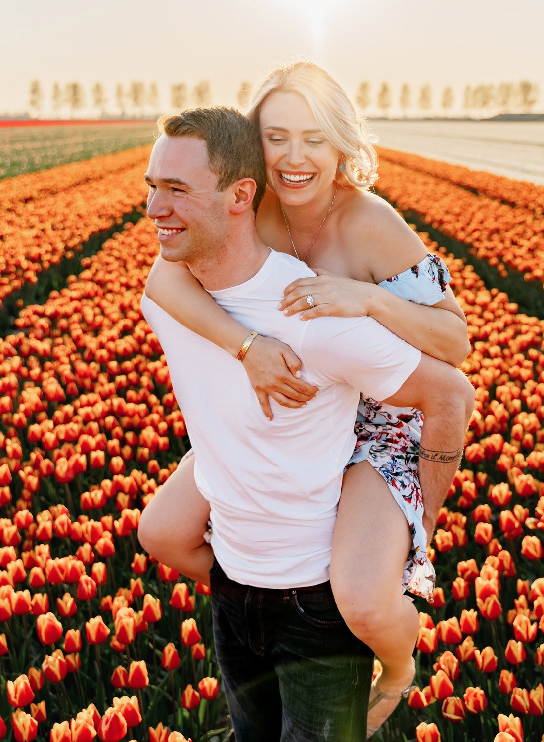 engagement-kmc-kaiserslautern-ramstein-landstuhl-sarah-havens-photography-couples-outdoor-orange-tulipfield-netherlands-piggy-ride.jpg