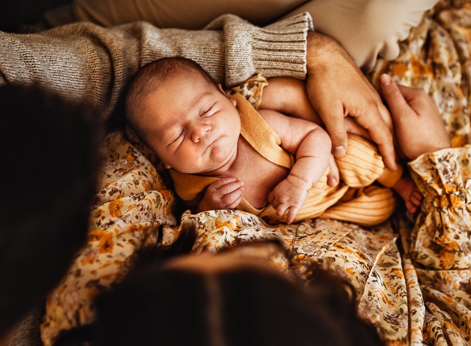 in-home-lifestyle-newborn-photography-session-ramstein-germany (5).jpg
