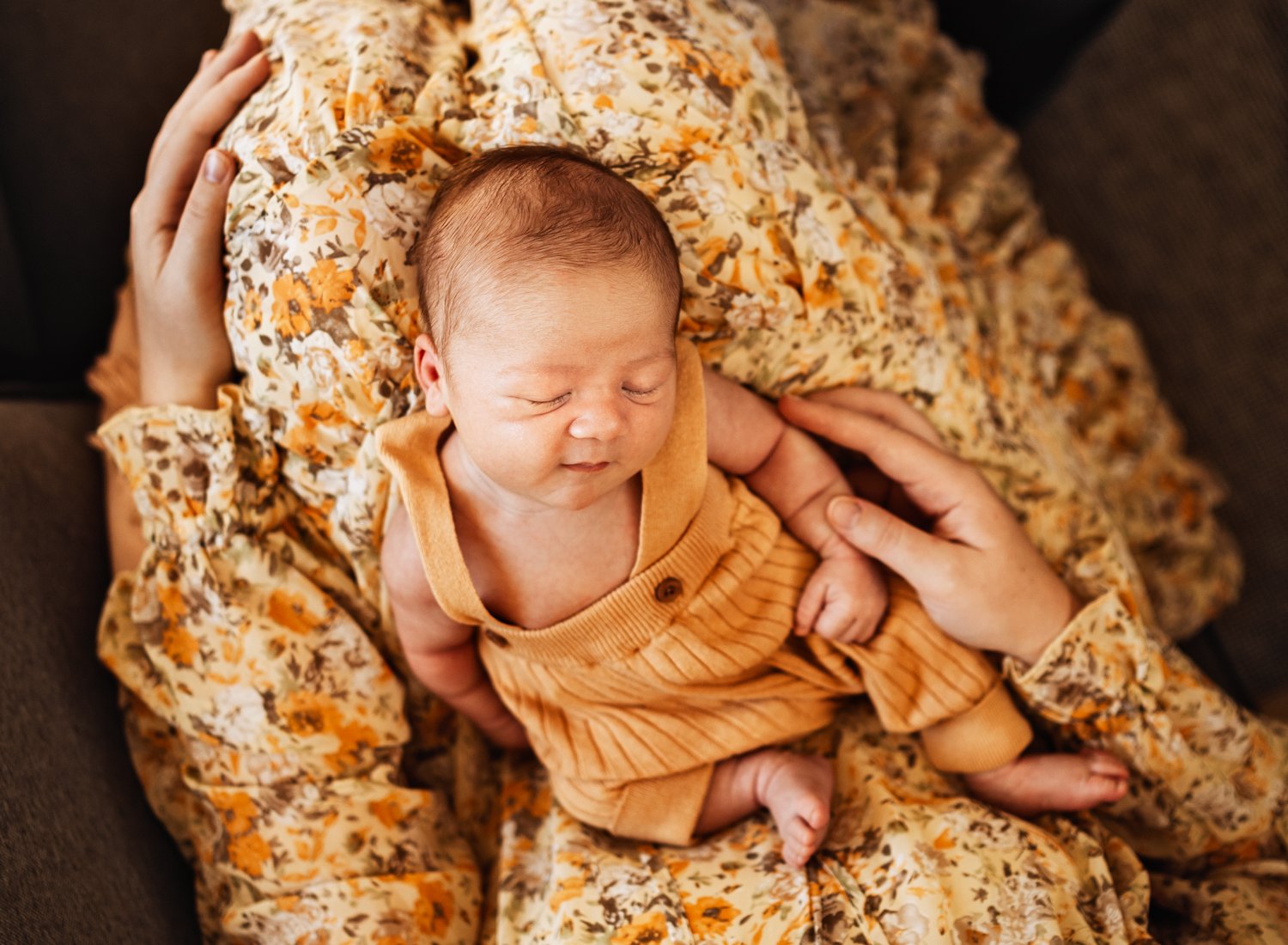 in-home-lifestyle-newborn-photography-session-ramstein-germany (11).jpg